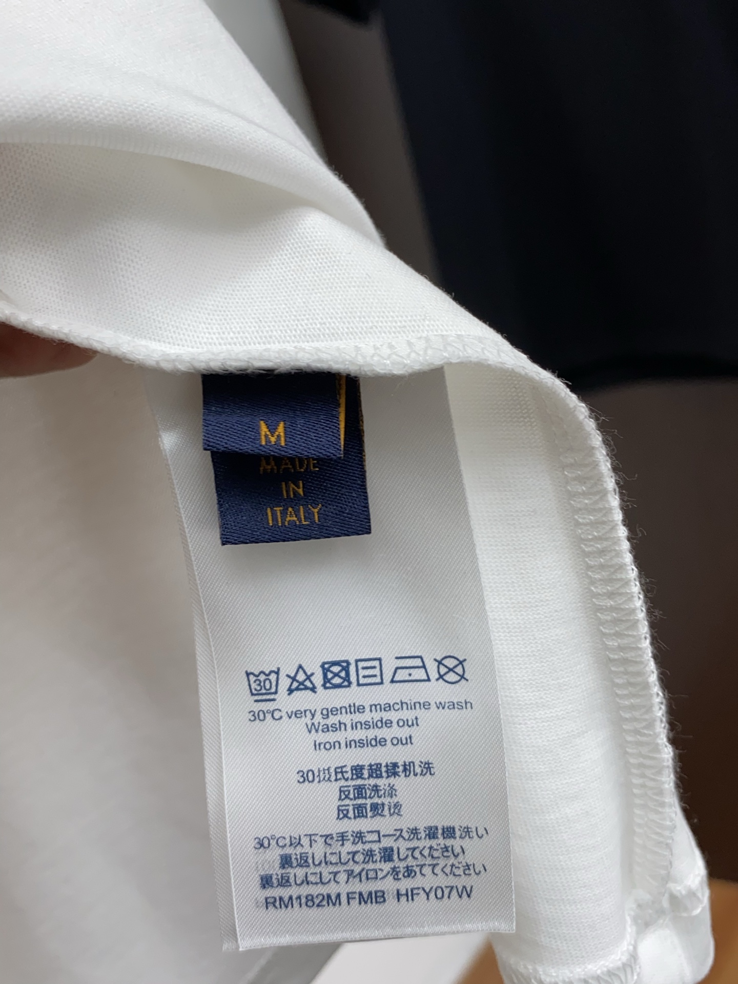  1v 路易威登 ss新工艺logo纯棉质阔版圆领男士短袖T恤，新季新推系列将标识巧妙融入设计，塑就一系