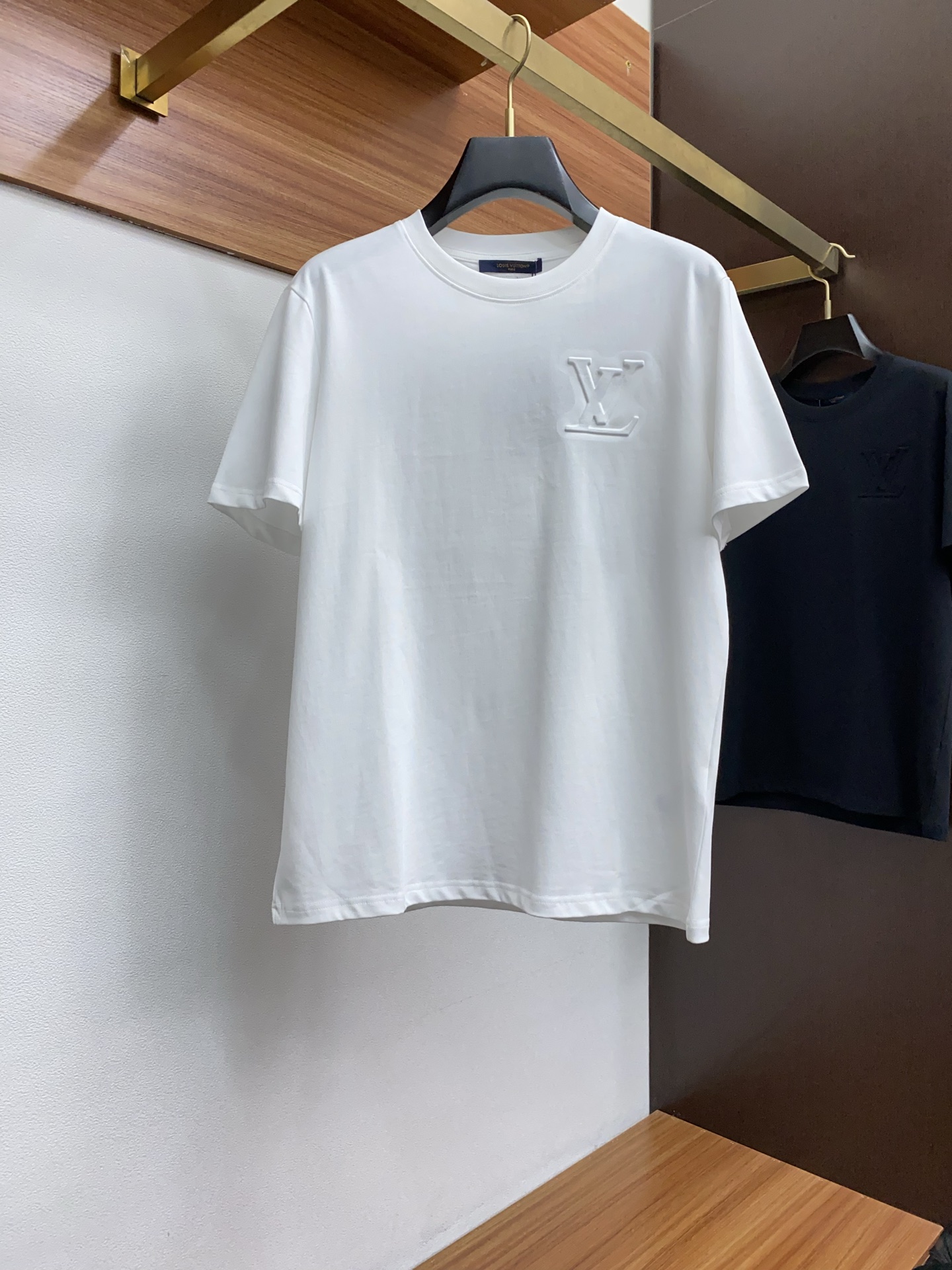  1v 路易威登 ss新工艺logo纯棉质阔版圆领男士短袖T恤，新季新推系列将标识巧妙融入设计，塑就一系