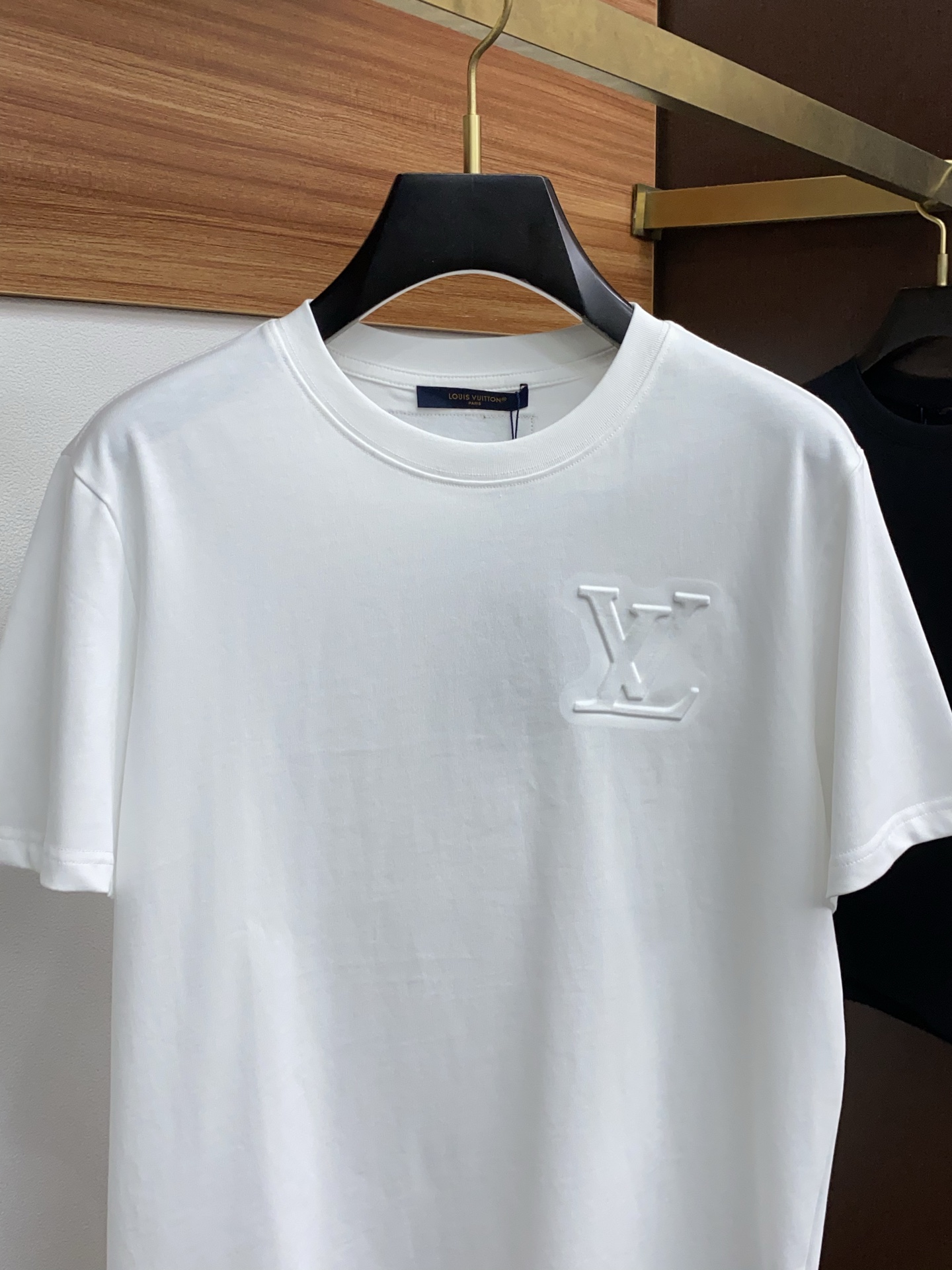  1v 路易威登 ss新工艺logo纯棉质阔版圆领男士短袖T恤，新季新推系列将标识巧妙融入设计，塑就一系