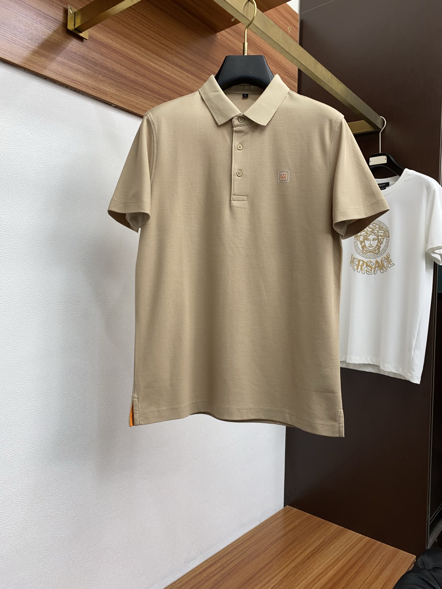 NO:442742,Hermes new spring and summer Polo shirt, fixed woven honeycomb bead floor fabric, the fabric has unique texture and aesthetics, fluffy and elastic structure, soft and skin-friendly, and strong moisture-absorbing and breathable. The chest sequencing letter pattern, the classic style is more youthful and fashionable. Size M-3xl,,hermes,alexander wang19860909爱马仕 春夏新款Polo衫,定织蜂巢珠地面料,面料具有独特纹理与美观性,结构蓬松有弹性,柔软亲肤,吸湿透气性强.胸前精工字母图案,经典款式更加年轻时尚 尺码M-3xl,,hermes,alexander wang,Men's clothing