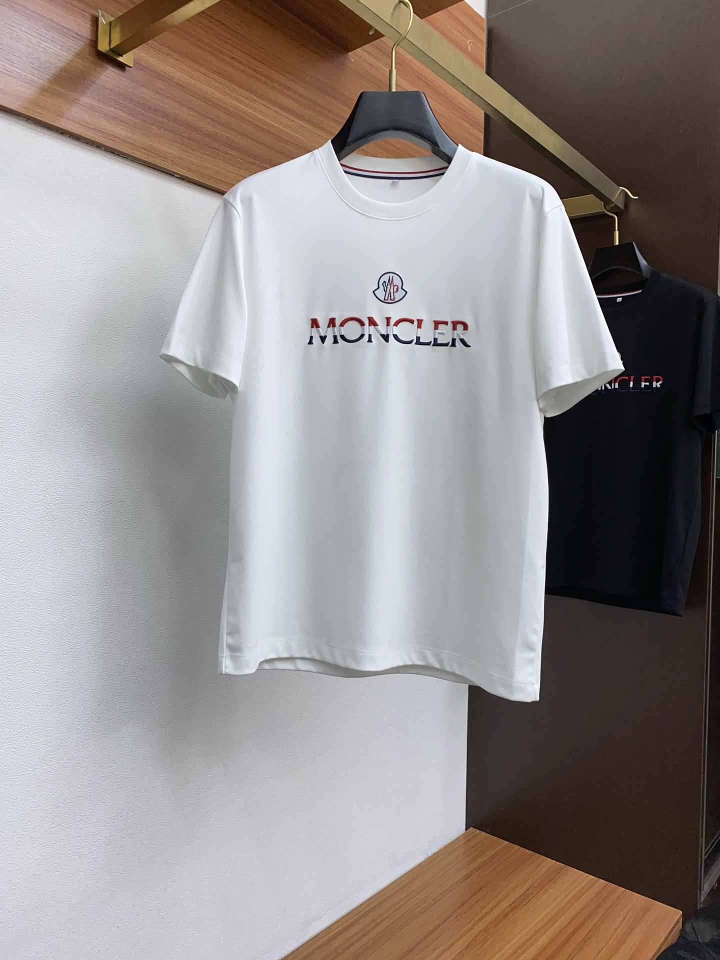  蒙口 2025新款男士圆领T恤衫短袖
进口面料呈现。轻盈柔软的面料经过成衣染色，营造出优雅纹理，原版定