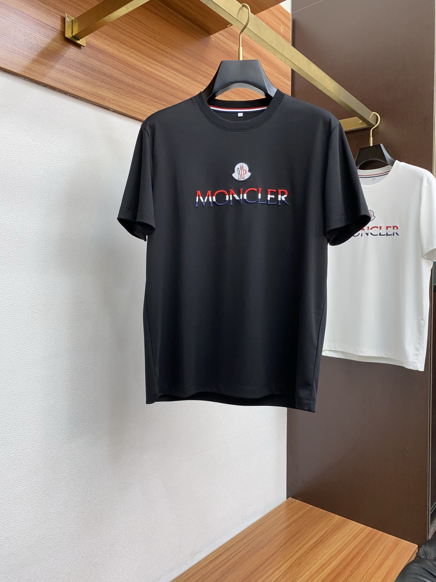  蒙口 2025新款男士圆领T恤衫短袖
进口面料呈现。轻盈柔软的面料经过成衣染色，营造出优雅纹理，原版定