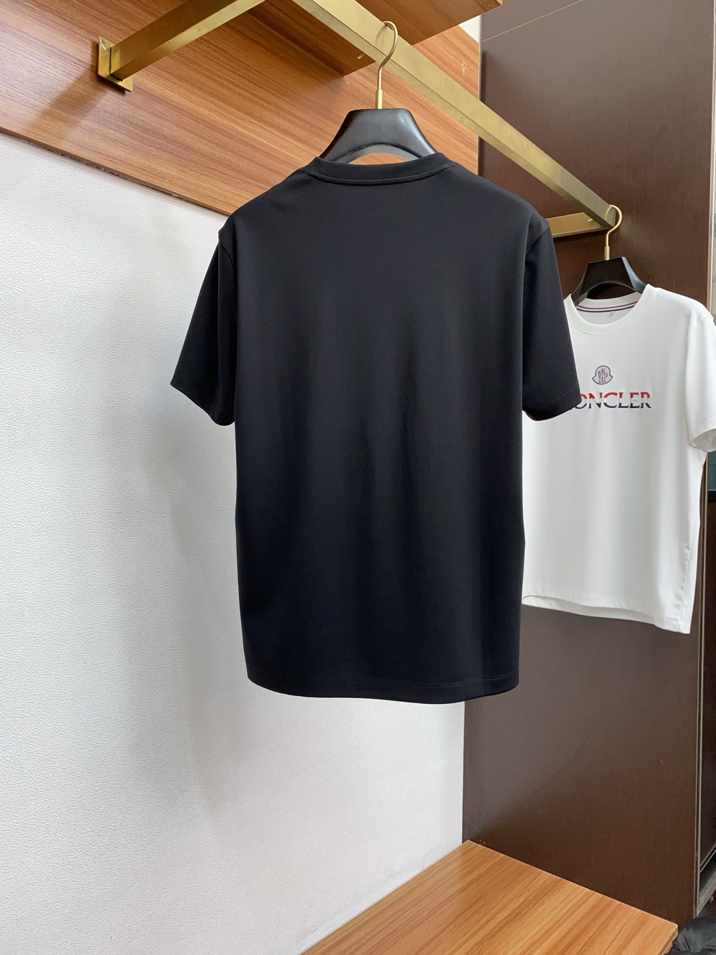  蒙口 2025新款男士圆领T恤衫短袖
进口面料呈现。轻盈柔软的面料经过成衣染色，营造出优雅纹理，原版定