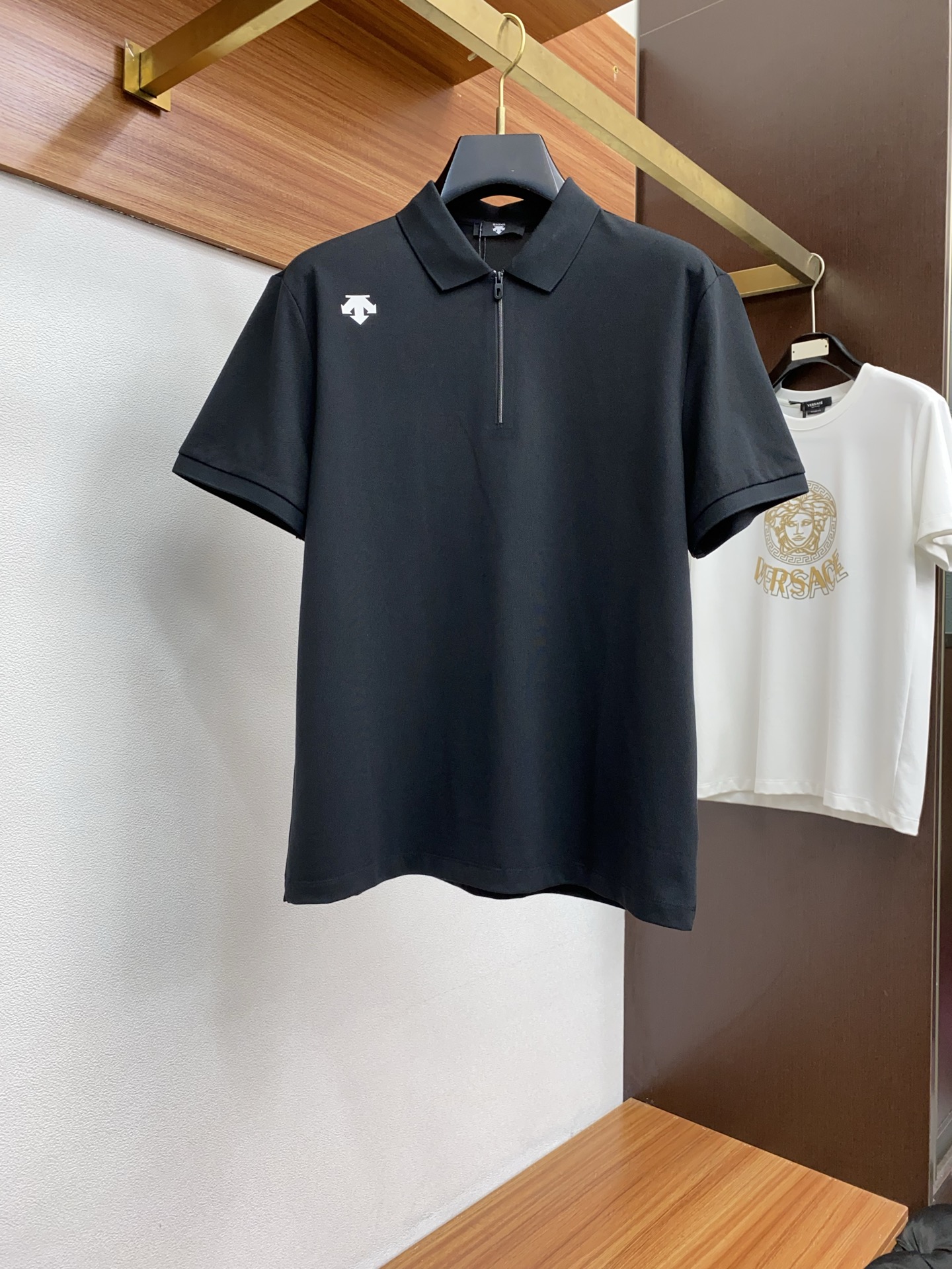 NO:474042,DiSant 2025 new men's bead floor lapel short-sleeved POLO shirt Classic business men's shirt collar Polo shirt Cotton bead floor fabric is presented. The light and soft fabric has been dyed with ready-to-wear to create an elegant texture. Hexagon bead floor fabric Polo original customization Imported yarn color dye Customized ribbed neckline with same cylinder color dye maintains the uniform and stable color of the tone. Classic makes the clothes soft and the inherent sporty atmosphere. All versatile style makes it very suitable for single wear, and all auxiliary materials are provided by customers. The thickness is the same as that of conventional bead floor, cool and breathable, skin-friendly and delicate, not sweaty, super comfortable. The solid color design model is atmospheric and fashionable overall, and can be casual and business-friendly!  Code number M-3xL, Shirts, T-shirt, alexander wang19860909迪桑特 2025新款男士珠地棉翻领短袖POLO衫 经典商务男装衬衫领 Polo 衫 棉质珠地面料呈现.轻盈柔软的面料经过成衣染色,营造出优雅纹理,六角珠地棉面料 Polo 原版定制 进口纱线色染 定制罗纹领口同缸色染 保持了色调的统一稳点 经典让衣服与生俱有的运动气息得以柔和.百搭风范令其非常适合单穿,所有辅料全部客供.客供纱制作,厚度和常规珠地一样,凉爽透气,亲肤细腻不闷汗,超级舒服.纯色设计款,整体就是大气时尚,休闲商务都即可！ 码数M-3xL,,shirts,T-shirt,alexander wang,Men's clothing