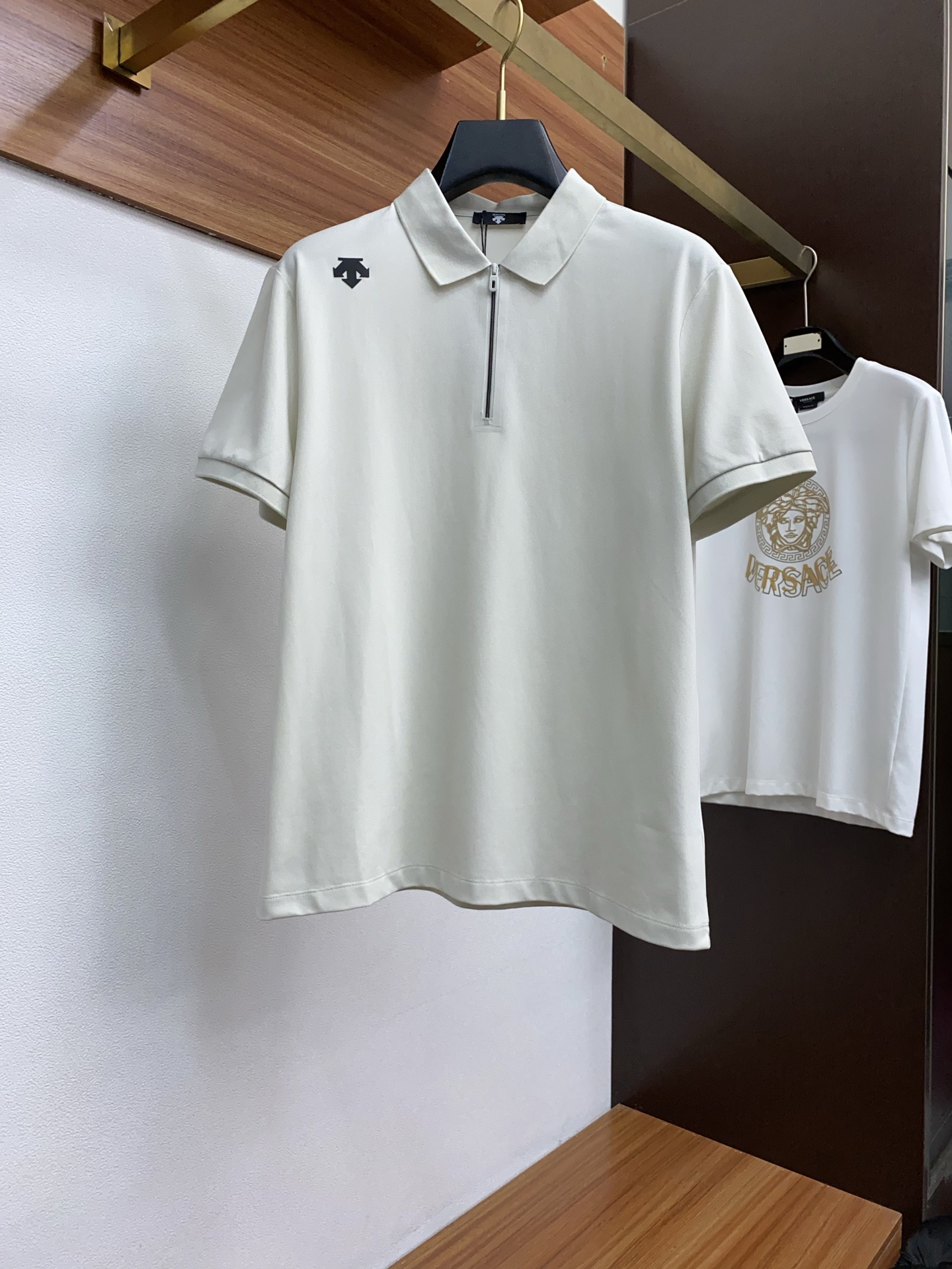 NO:486016,DiSante New Men's Bead Floor Lapel Short Sleeve POLO Shirt Classic Business Men's Shirt Collar Polo Shirt Cotton Bead Floor Fabric is presented. The light and soft fabric has been dyed with ready-to-wear to create an elegant texture. Hexagon Bead Floor Fabric Polo Original Customized Imported Yarn Color Dye Customized Rib Neck and Same Cylinder Color Dyeing Maintains the uniform and stable color of the tone. Classic makes the clothes softer with the inherent sporty atmosphere. The versatile style makes it very suitable for single wear, and all auxiliary materials are all customer-supplied. The thickness is the same as that of conventional beads, which is cool and breathable, delicate and not sweaty, and is super comfortable. The solid color design style is atmospheric and fashionable overall, and is just casual and business-friendly!  Code number M-3xL, Shirts, T-shirt, alexander wang19860909迪桑特 新款男士珠地棉翻领短袖POLO衫 经典商务男装衬衫领 Polo 衫 棉质珠地面料呈现.轻盈柔软的面料经过成衣染色,营造出优雅纹理,六角珠地棉面料 Polo 原版定制 进口纱线色染 定制罗纹领口同缸色染 保持了色调的统一稳点 经典让衣服与生俱有的运动气息得以柔和.百搭风范令其非常适合单穿,所有辅料全部客供.客供纱制作,厚度和常规珠地一样,凉爽透气,亲肤细腻不闷汗,超级舒服.纯色设计款,整体就是大气时尚,休闲商务都即可！ 码数M-3xL,,shirts,T-shirt,alexander wang,Men's clothing