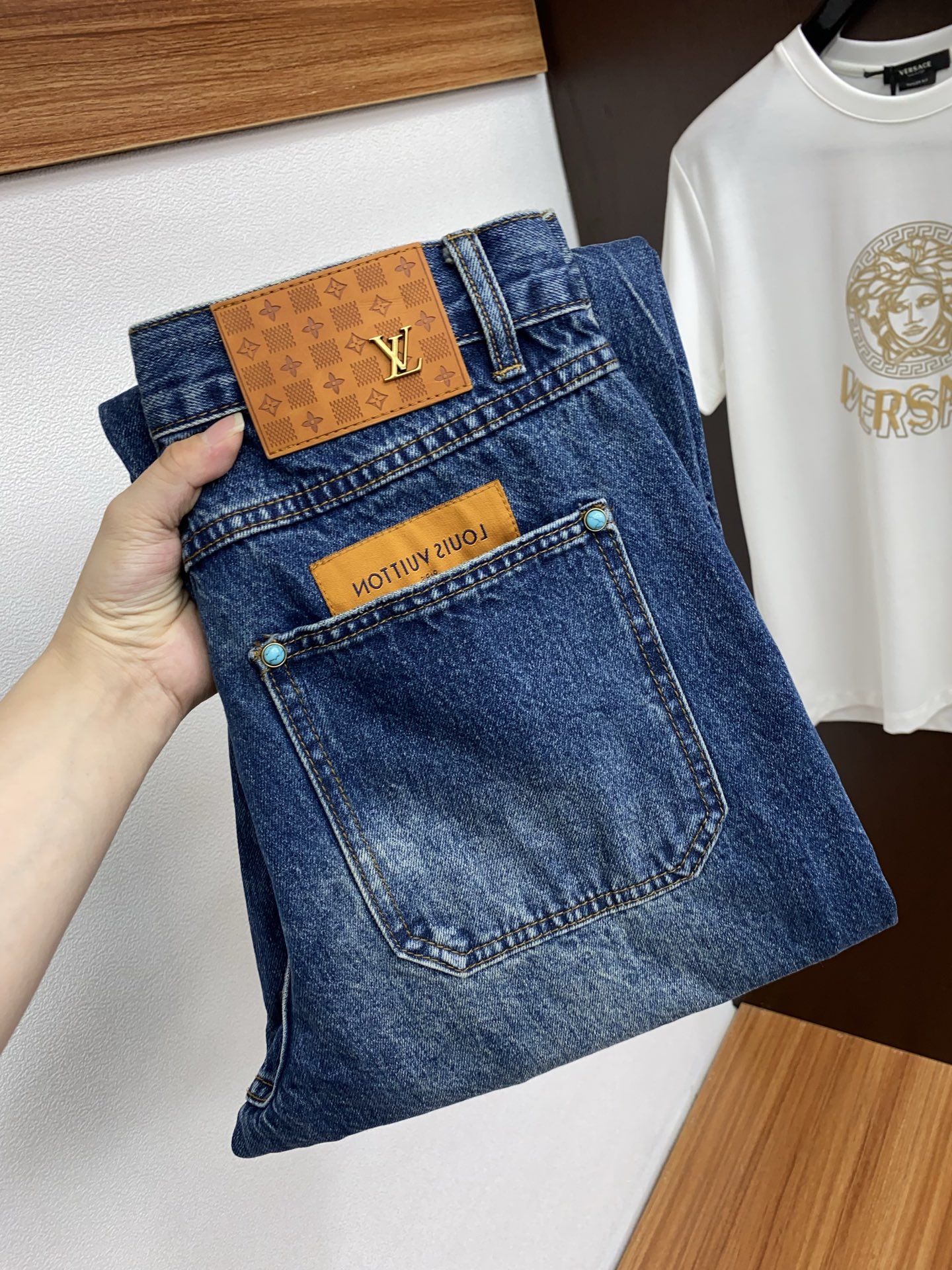 NO:479373,1v Louis Vuitton. 2025SS Early Spring New Product Original Single Men's Washed Jeans Pure Birth Products A must-have for every season, a hot-selling ace item that needs no doubt, in line with the best matching color number of the four seasons. The overall style continues the tone of SLP, and integrates a variety of arts and craftsmanship throughout the body. Washing is natural and clean, creating an unruly and personal style!  The details are excellent, very sophisticated, and the auxiliary materials are all supplied to customers. The metal chain strongly demonstrates the brand identity!  The heavyweight Japanese imported denim fabric is very well washed and impeccable!  Perfect cut size 28-38 No 37, louis vuitton,loro piana,jeans,alexander wang198609091v 路易威登.2025SS早春 新品 原单男士水洗牛仔裤 纯血统品 每季必出的类型,无需质疑的热卖王牌单品,符合四季最佳的搭配色号 整体的风格延续了SLP的基调,通体融入了多种工艺美学,水洗做旧浑然天成,缔造出不羁与个性的风格！细节方面极为出色,非常匠心考究,通体的辅料皆为客供 金属链条有力彰显了品牌身份！重磅日本进口的丹宁面料,水洗相当出色,无可挑剔！版型剪裁完美 尺码28-38 无37,,louis vuitton,loro piana,jeans,alexander wang,Men's clothing
