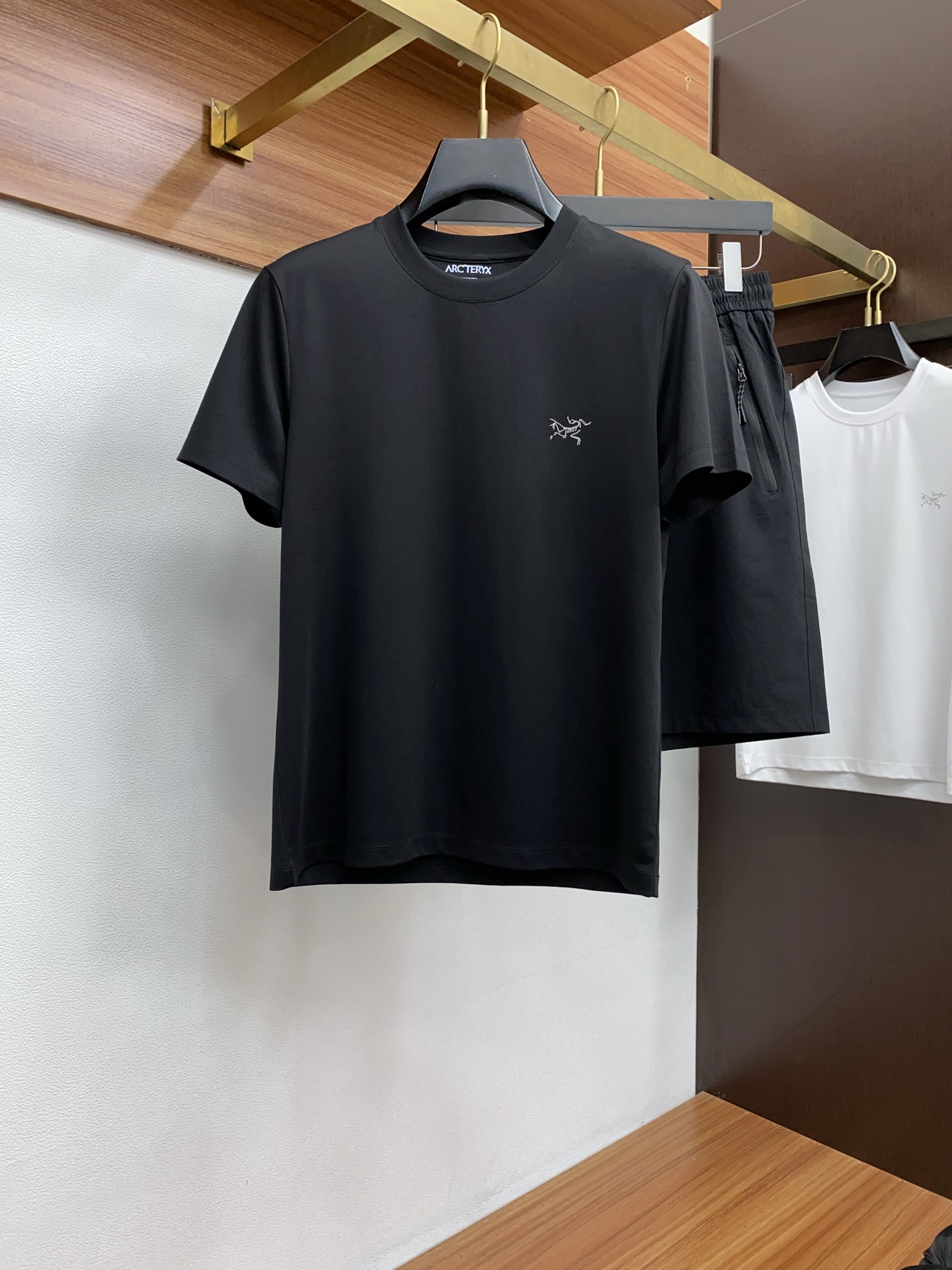 NO:442664,/Set Archaeoptera L-4xL New spring and summer 2025 new style, latest casual shorts. Original pants with casual and versatile upper body, casual and lazy style, high-end custom imported quick-dry fabric, customized craftsmanship, full of comfort. Short-sleeved custom 80 double mercerized fabric, high-end and atmospheric, does the taste of summer have? First choice.,arc'teryx, shorts, T-shirt, alexander wang19860909/套 始祖鸟 L-4xL 2025春夏季新款,最新休闲短裤.原版裤型上身休闲百搭、随性慵懒范,高级定制进口速干面料,订制工艺 舒适感爆棚.短袖定制80支双丝光面料 高端大气,夏天的味道有没有,首选 .,arc'teryx,shorts,T-shirt,alexander wang,Men's clothing