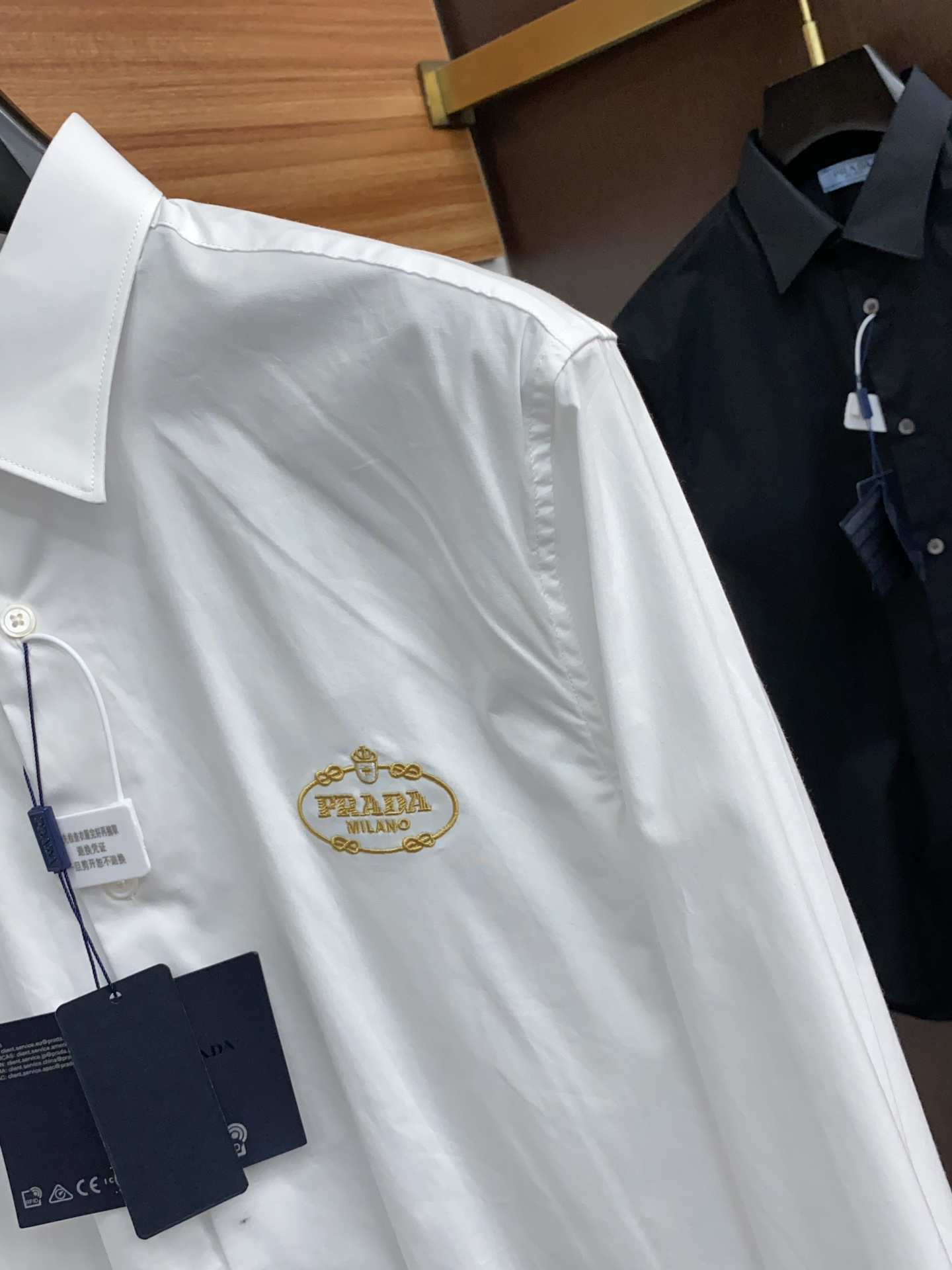 普拉达 新款男士衬衫！商务休闲修身款长袖衬衣！ 宜商务 宜休闲！早秋限量新款，都市商务气质款！ 衬衫的
