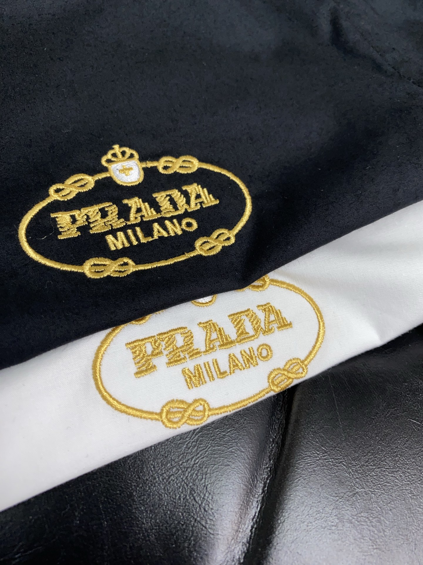  普拉达 新款男士衬衫！商务休闲修身款长袖衬衣！ 宜商务 宜休闲！早秋限量新款，都市商务气质款！ 衬衫的