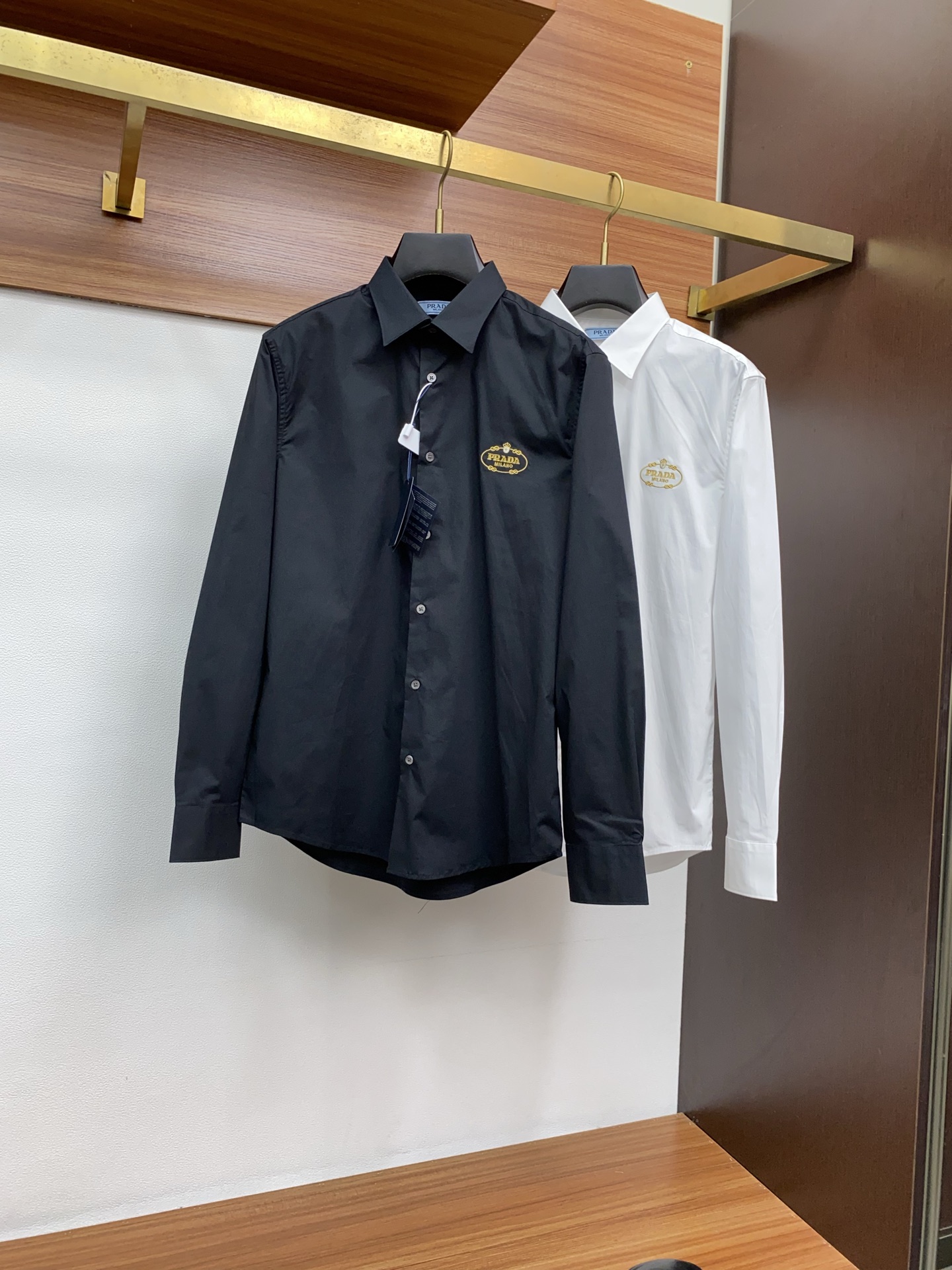  普拉达 新款男士衬衫！商务休闲修身款长袖衬衣！ 宜商务 宜休闲！早秋限量新款，都市商务气质款！ 衬衫的