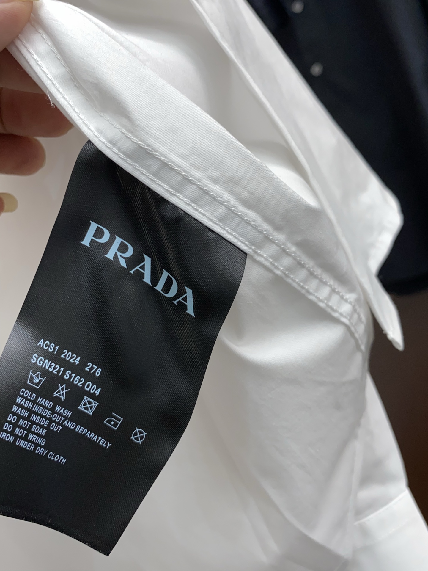  普拉达 新款男士衬衫！商务休闲修身款长袖衬衣！ 宜商务 宜休闲！早秋限量新款，都市商务气质款！ 衬衫的