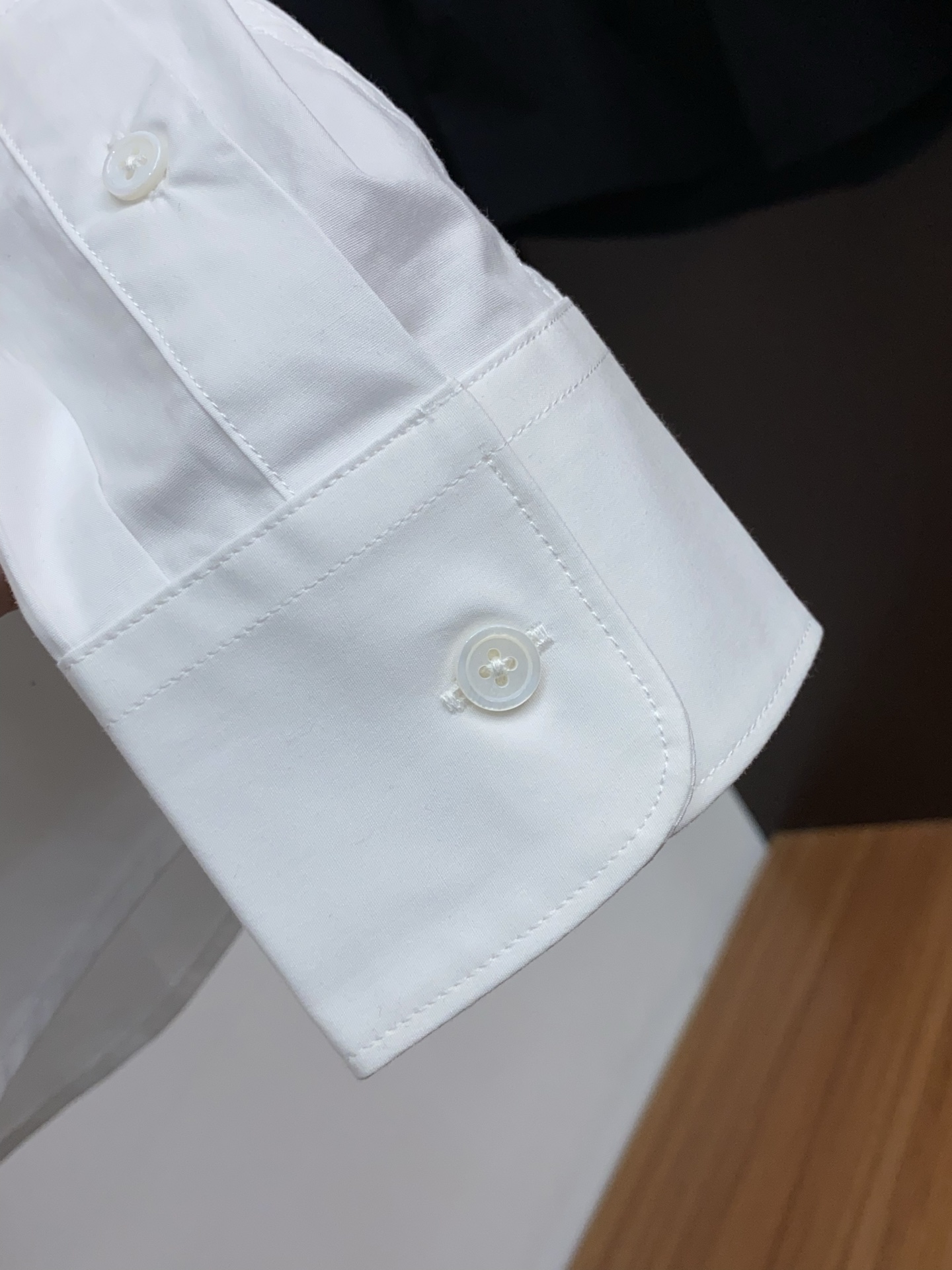  普拉达 新款男士衬衫！商务休闲修身款长袖衬衣！ 宜商务 宜休闲！早秋限量新款，都市商务气质款！ 衬衫的