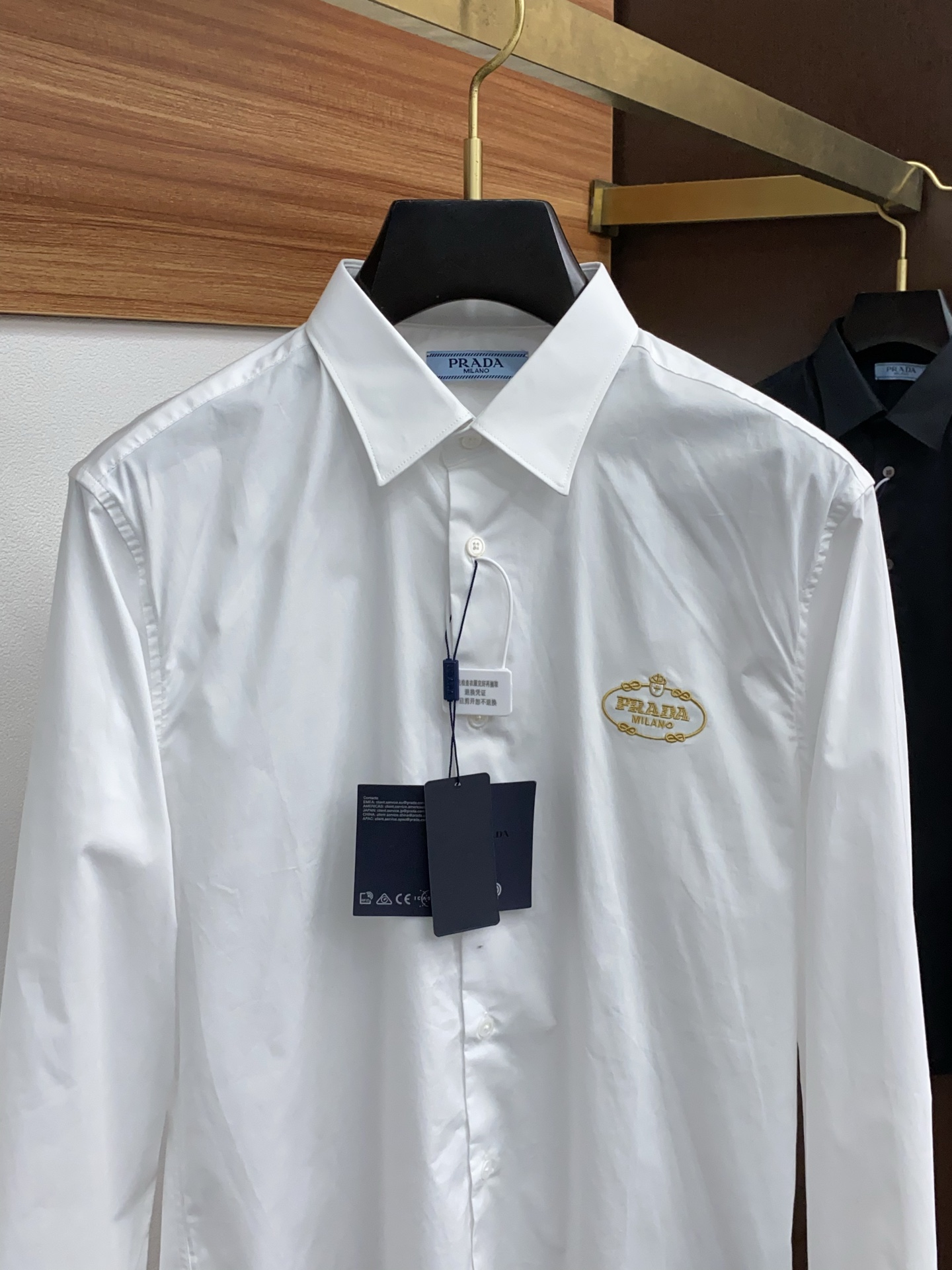  普拉达 新款男士衬衫！商务休闲修身款长袖衬衣！ 宜商务 宜休闲！早秋限量新款，都市商务气质款！ 衬衫的