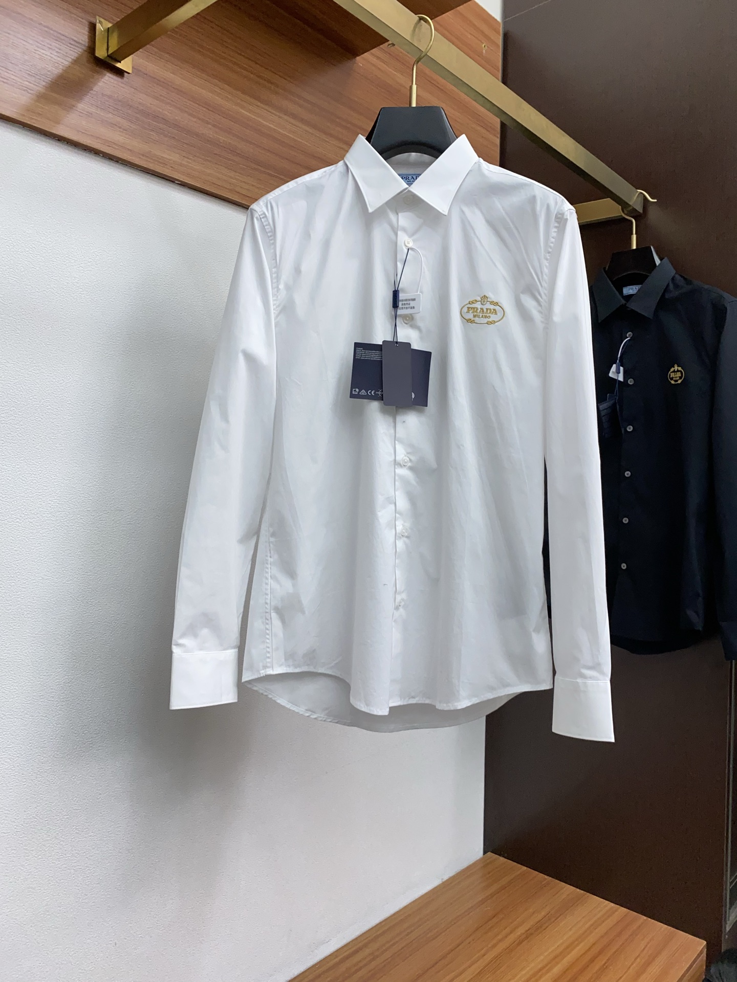  普拉达 新款男士衬衫！商务休闲修身款长袖衬衣！ 宜商务 宜休闲！早秋限量新款，都市商务气质款！ 衬衫的