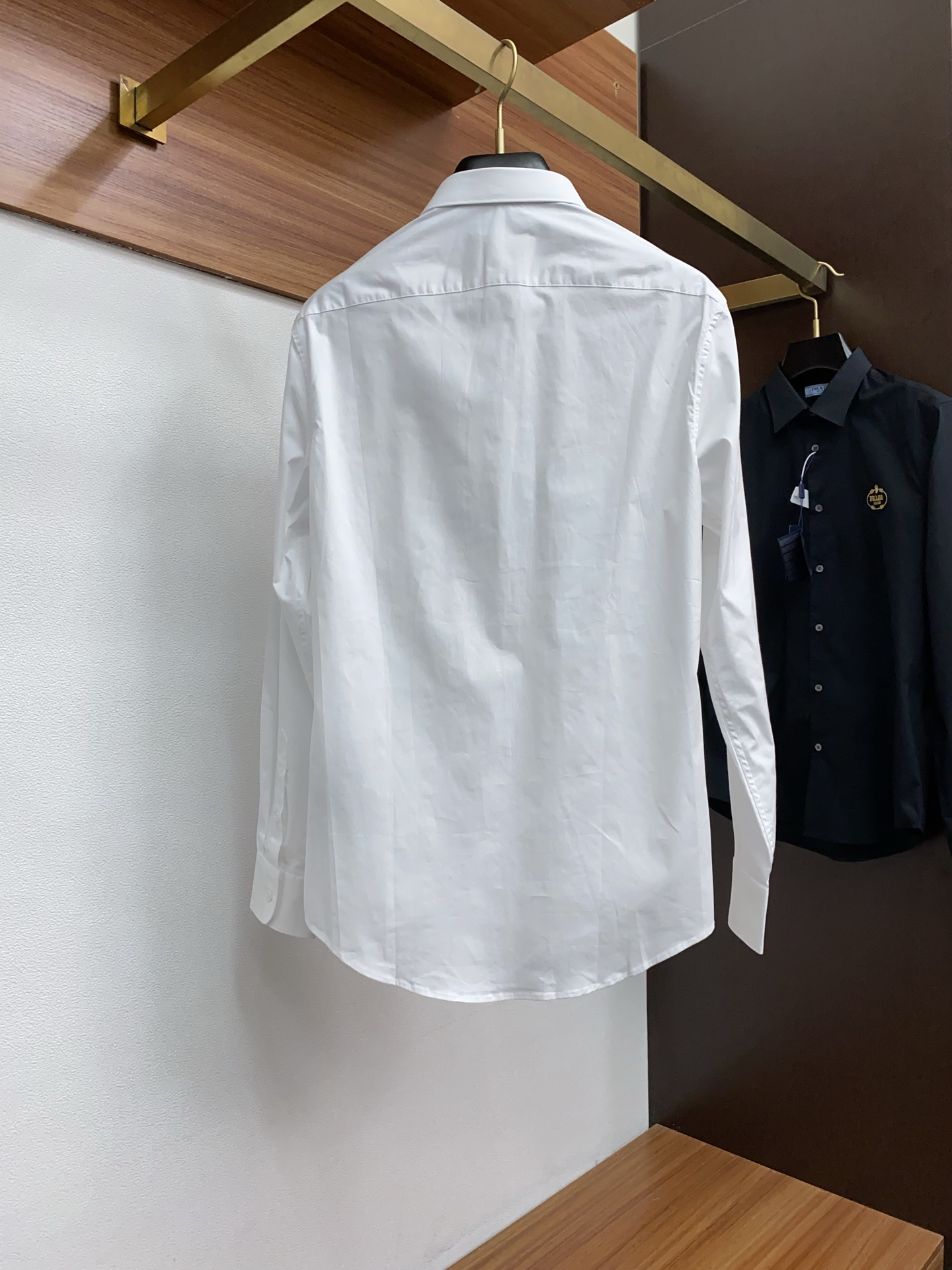  普拉达 新款男士衬衫！商务休闲修身款长袖衬衣！ 宜商务 宜休闲！早秋限量新款，都市商务气质款！ 衬衫的