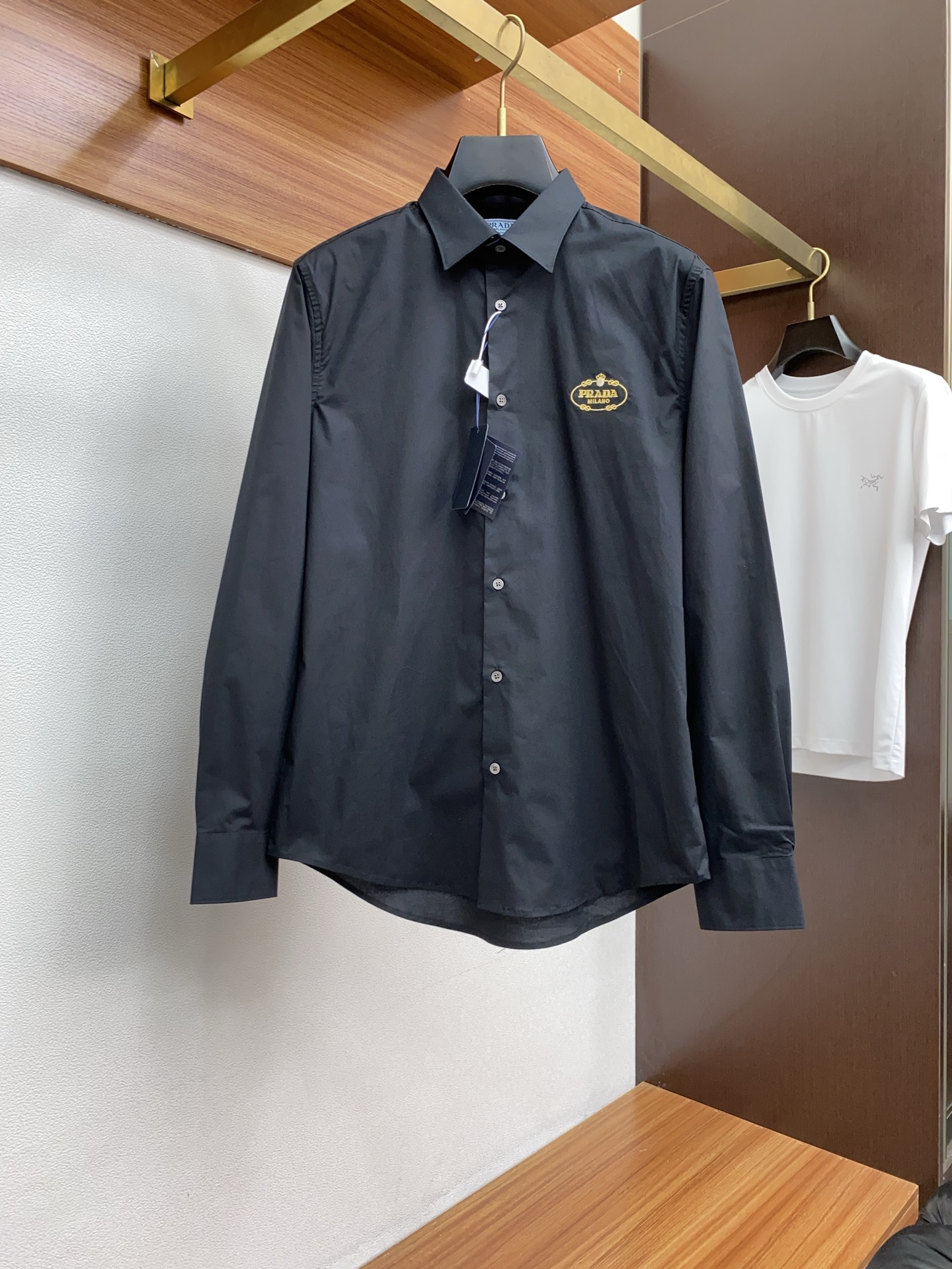  普拉达 新款男士衬衫！商务休闲修身款长袖衬衣！ 宜商务 宜休闲！早秋限量新款，都市商务气质款！ 衬衫的