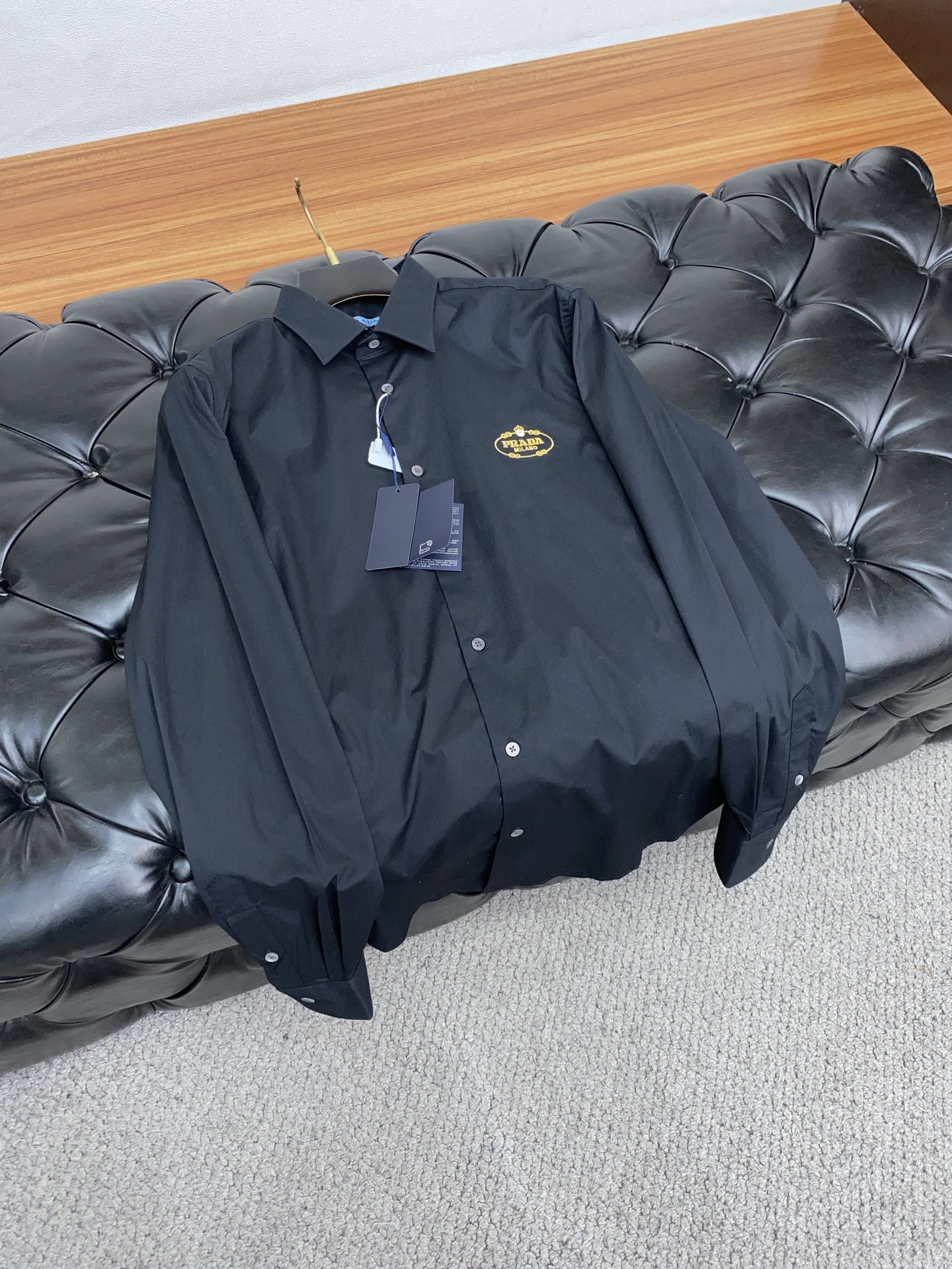  普拉达 新款男士衬衫！商务休闲修身款长袖衬衣！ 宜商务 宜休闲！早秋限量新款，都市商务气质款！ 衬衫的