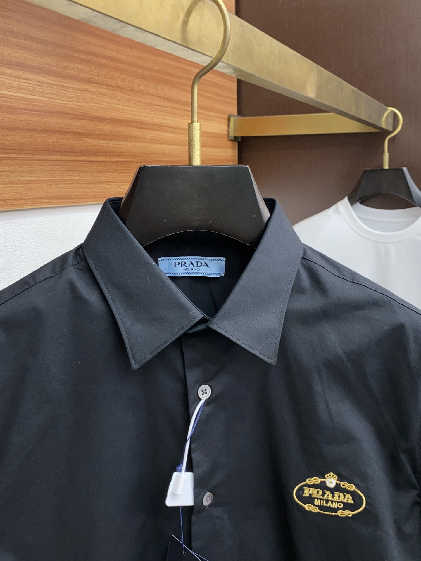  普拉达 新款男士衬衫！商务休闲修身款长袖衬衣！ 宜商务 宜休闲！早秋限量新款，都市商务气质款！ 衬衫的