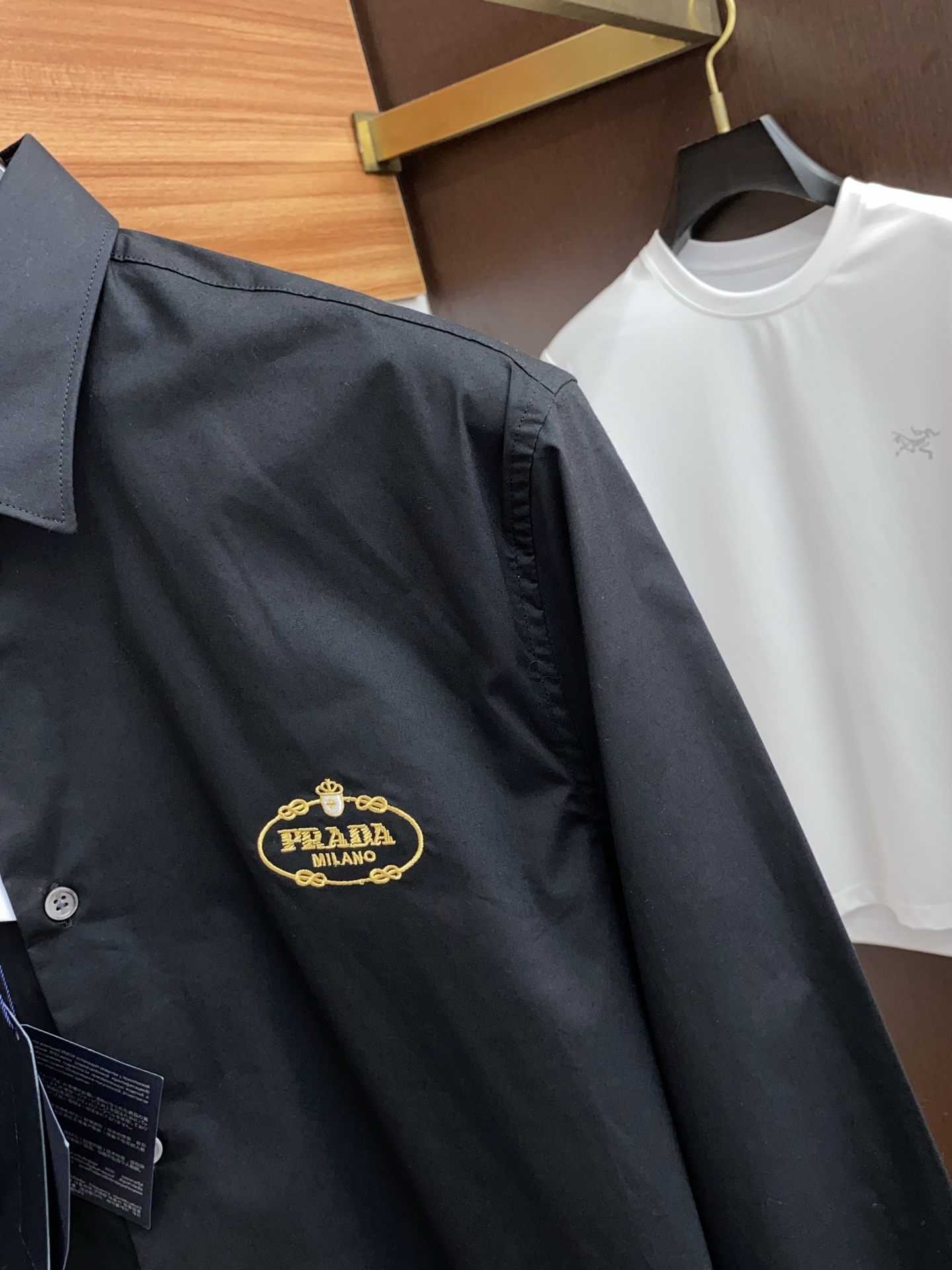  普拉达 新款男士衬衫！商务休闲修身款长袖衬衣！ 宜商务 宜休闲！早秋限量新款，都市商务气质款！ 衬衫的