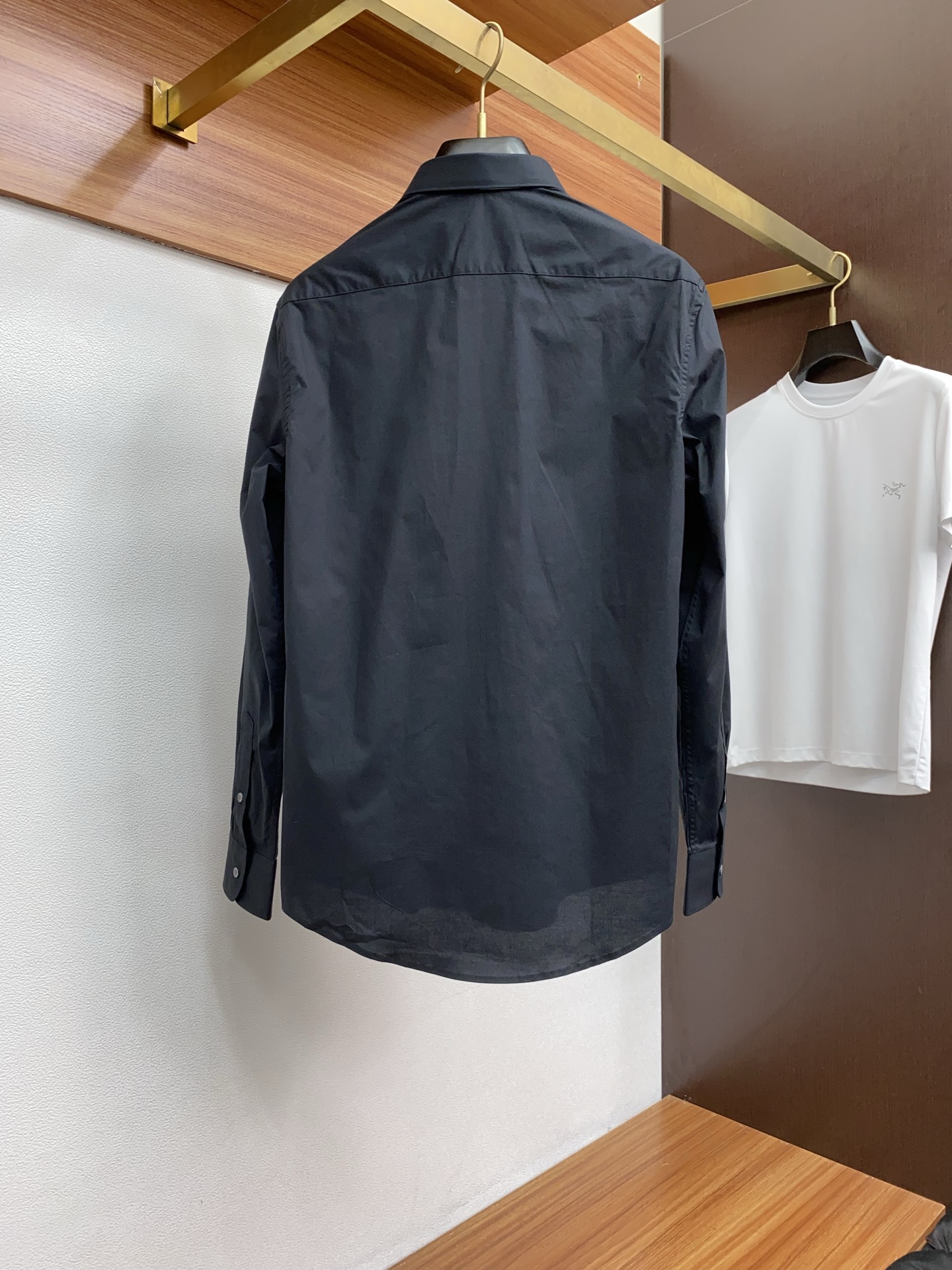  普拉达 新款男士衬衫！商务休闲修身款长袖衬衣！ 宜商务 宜休闲！早秋限量新款，都市商务气质款！ 衬衫的