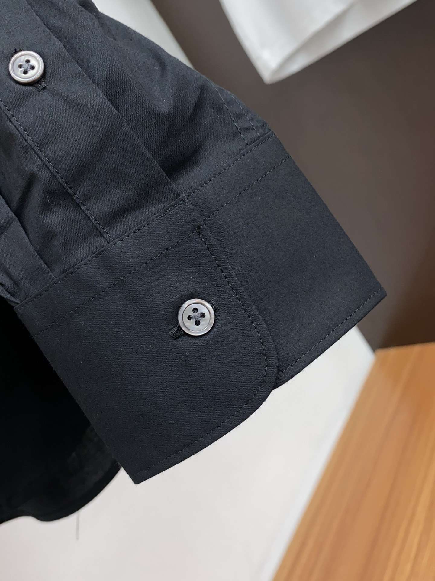  普拉达 新款男士衬衫！商务休闲修身款长袖衬衣！ 宜商务 宜休闲！早秋限量新款，都市商务气质款！ 衬衫的