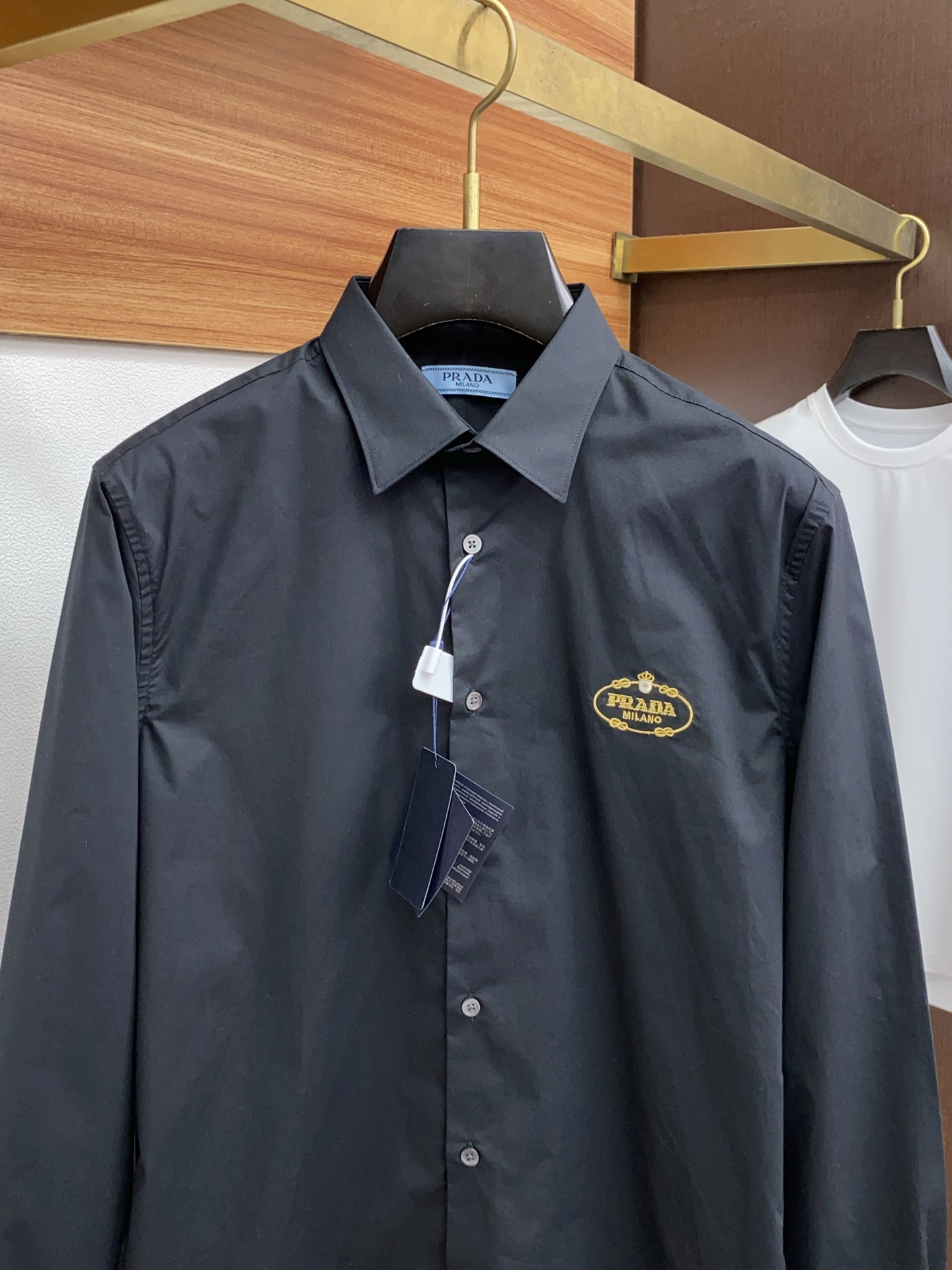  普拉达 新款男士衬衫！商务休闲修身款长袖衬衣！ 宜商务 宜休闲！早秋限量新款，都市商务气质款！ 衬衫的