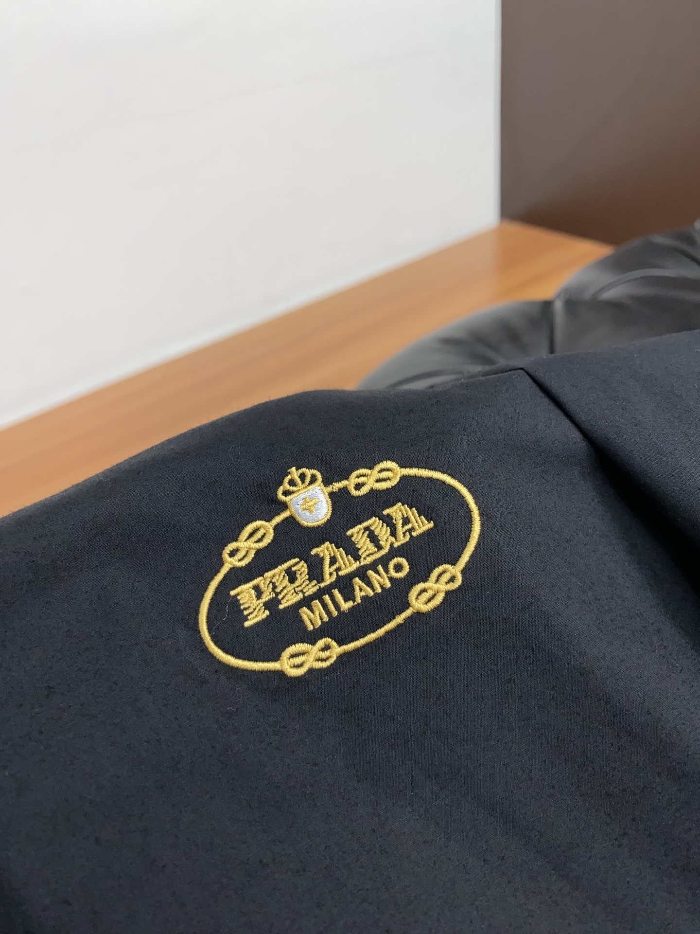  普拉达 新款男士衬衫！商务休闲修身款长袖衬衣！ 宜商务 宜休闲！早秋限量新款，都市商务气质款！ 衬衫的