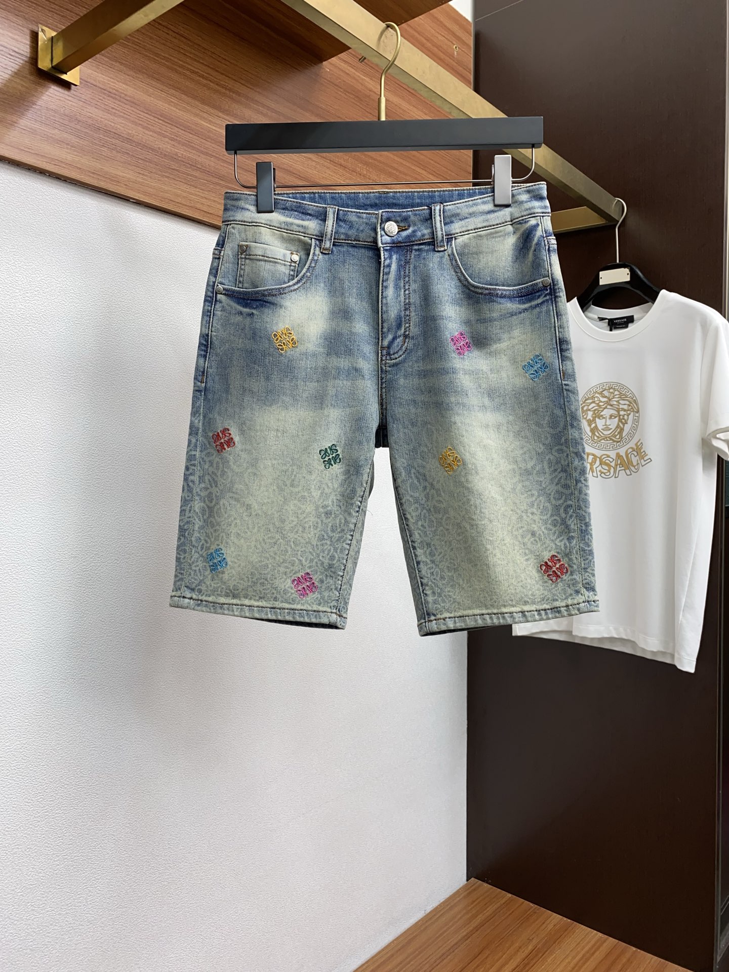 NO:448368,Luo Yiwei 25 spring and summer new casual denim shorts, clean and neat tailored, full of urban style, using worsted fabrics, soft and dry feel, and the upper body effect is crisp and stylish. The hardware is exquisite, business and casual, so many top-level raw materials are beautiful, creating high-end products with unparalleled value, the first choice for high-end fashion and fashion people. Size 29-38,,loewe, shorts,alexander wang19860909罗意威 25年春夏新款休闲牛仔短裤 干净利落剪裁,都市风十足 采用精纺面料手感软糯干爽,上身效果挺括有型.五金精致,商务休闲非常好看如此众多的顶级原料,打造出价值感无与伦比的高端产品,高端潮流时尚人士首选 尺码29-38,,loewe,shorts,alexander wang,Men's clothing