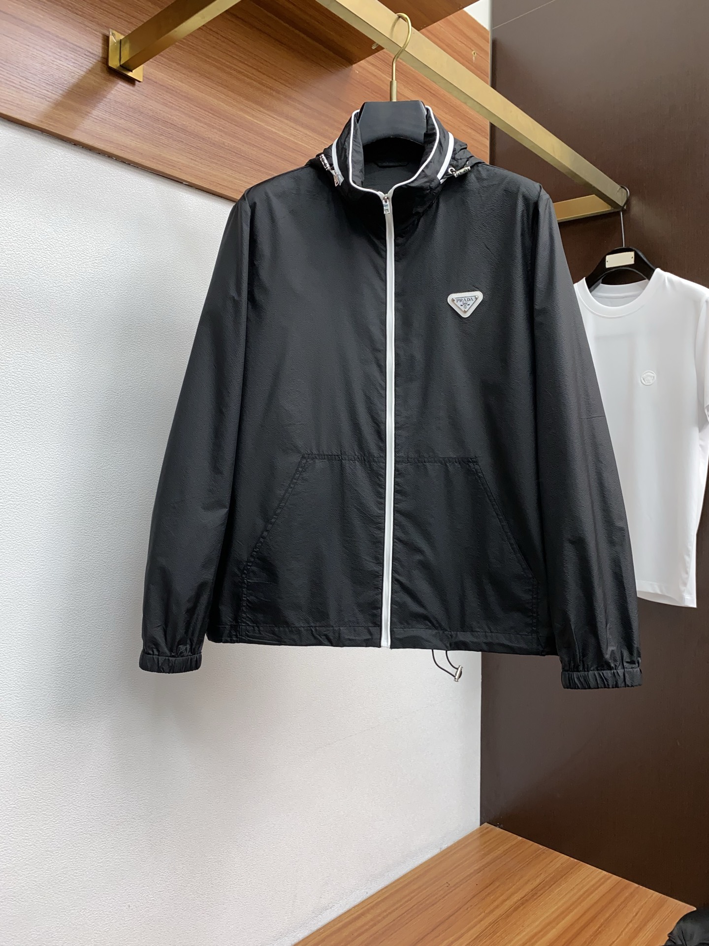 NO:450359,Prada 2025 latest sunscreen jacket, classic chest logo design, ultra-light dry fabric, black Size 48-56,,prada,jackets & coats,alexander wang19860909普拉达 2025 最新款防晒外套 胸前经典章仔logo设计 采用超轻速干面料 黑色 尺码48-56,,prada,jackets & coats,alexander wang,Men's clothing