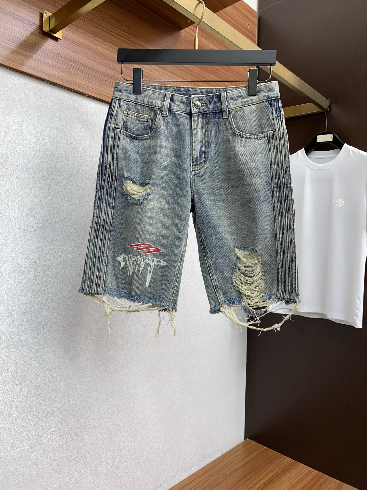 NO:448359,Balenciaga 25-year spring and summer new casual denim shorts, clean and neat tailored, full of urban style. It uses worsted fabric to feel soft and dry, and the upper body has a crisp and stylish effect. The hardware is exquisite, business and casual, and so many top-level raw materials, creating high-end products with unparalleled value. The first choice for high-end fashion and fashion people. Size 28-38,,balenciaga, shorts,alexander wang19860909巴黎世家 25年春夏新款休闲牛仔短裤 干净利落剪裁,都市风十足 采用精纺面料手感软糯干爽,上身效果挺括有型.五金精致,商务休闲非常好看如此众多的顶级原料,打造出价值感无与伦比的高端产品,高端潮流时尚人士首选 尺码28-38,,balenciaga,shorts,alexander wang,Men's clothing