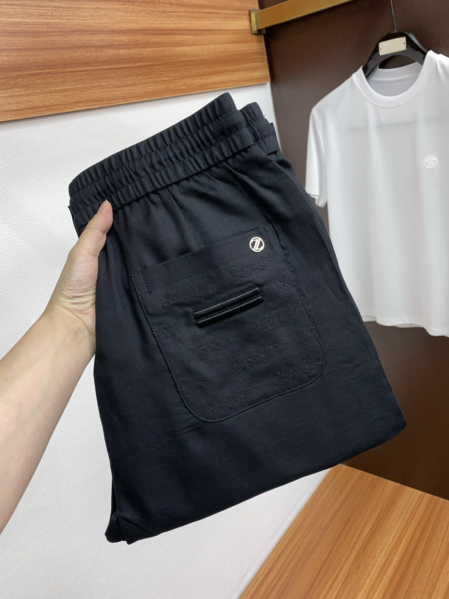 NO:448537,Zenia 2025 spring and summer new style, the latest customized original imitation thread casual pants. The original pants are casual and versatile, casual and lazy, high-end custom fabrics are soft and comfortable, breathable, and full of cotton. Customized craftsmanship, three-dimensional tailoring, stylish and comfortable upper body, and full of comfort. High-end and atmospheric, the first choice for business and leisure 29-38,,zegna,alexander wang19860909杰尼亚 2025春夏季新款,最新定制原版仿麻休闲裤.原版裤型上身休闲百搭、随性慵懒范,高级定制面料柔软舒适 透气 棉感十足 订制工艺 立体剪裁 上身有型 舒适感爆棚.高端大气,商务休闲首选 29-38,,zegna,alexander wang,Men's clothing