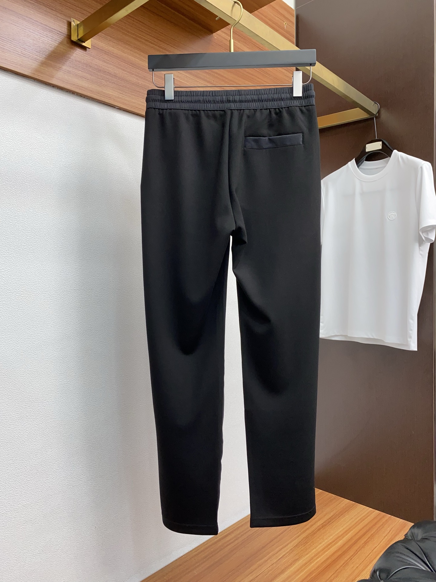  普拉达 2025春夏季新款，最新定制原版天丝休闲裤。原版裤型上身休闲百搭、随性慵懒范，高级定制面料柔软