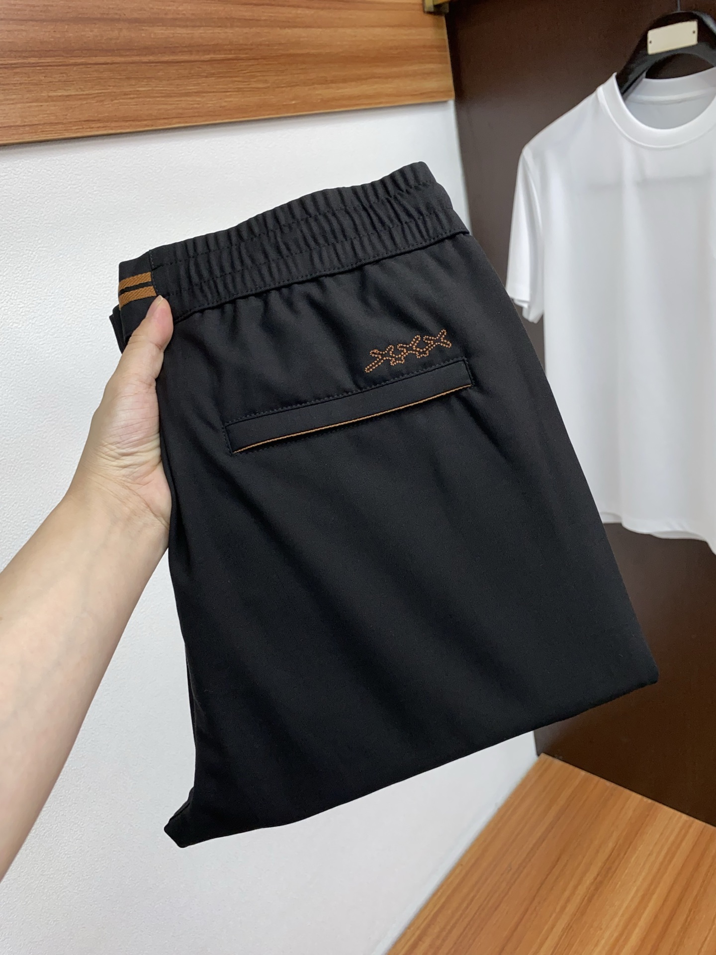 NO:448467,New in summer, high-order light luxury casual, cool and squid fabric, non-scalding and anti-wrinkle # black, code: -,,alexander wang19860909夏季上新 高订轻奢休闲 冰凉感天丝麻面料 免烫抗皱 # 黑色 码数: -,,alexander wang,Men's clothing