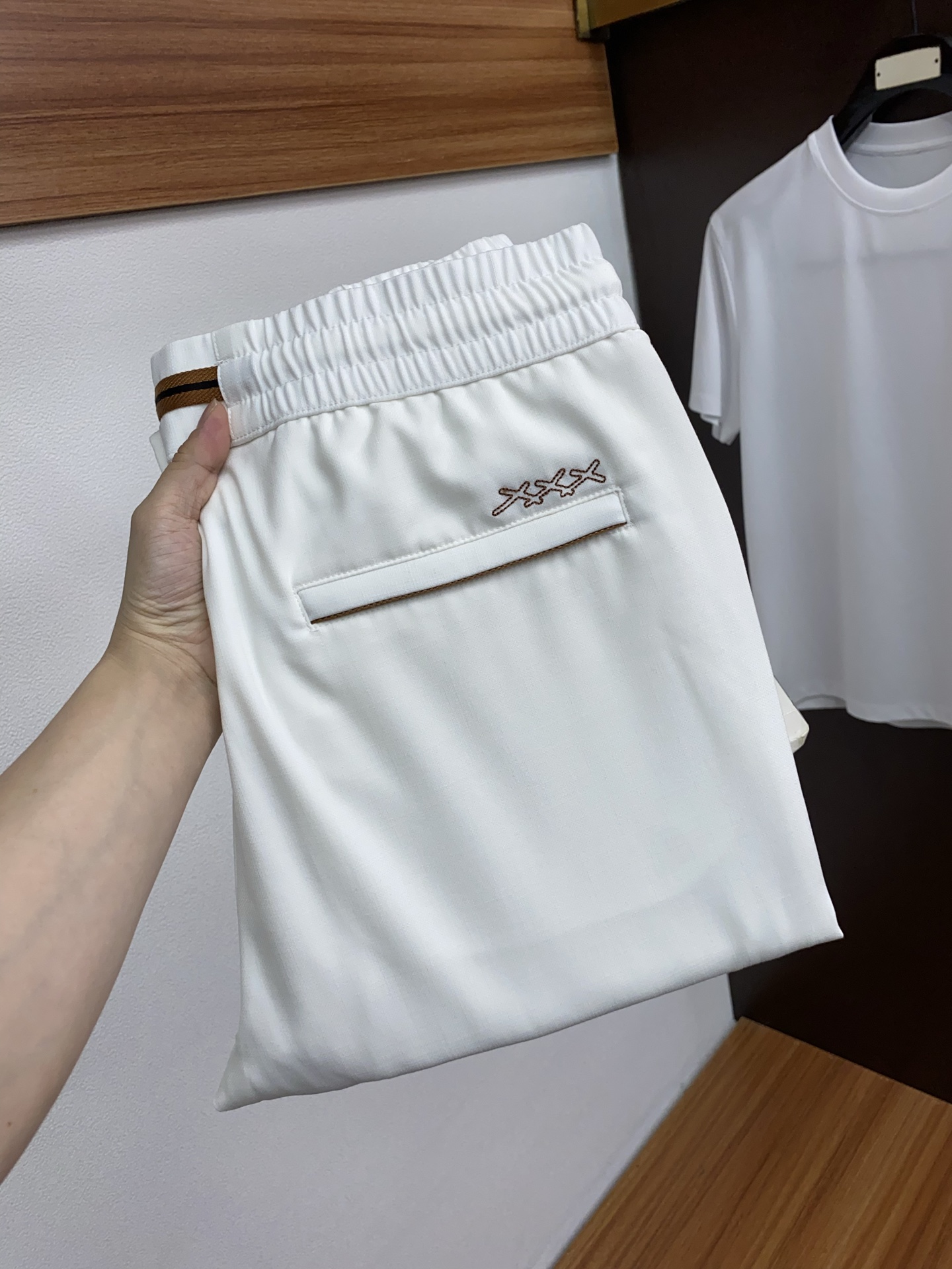 NO:448543,Zenia 2025 spring and summer new style, the latest customized original linen and cotton casual pants. The original pants are casual and versatile, casual and lazy, high-end custom fabrics are soft and comfortable, breathable, and full of cotton. Customized craftsmanship, three-dimensional tailoring, stylish and comfortable upper body, and full of comfort. High-end and atmospheric, the first choice for business and leisure 29-38,,zegna,alexander wang19860909杰尼亚 2025春夏季新款,最新定制原版麻棉休闲裤.原版裤型上身休闲百搭、随性慵懒范,高级定制面料柔软舒适 透气 棉感十足 订制工艺 立体剪裁 上身有型 舒适感爆棚.高端大气,商务休闲首选 29-38,,zegna,alexander wang,Men's clothing