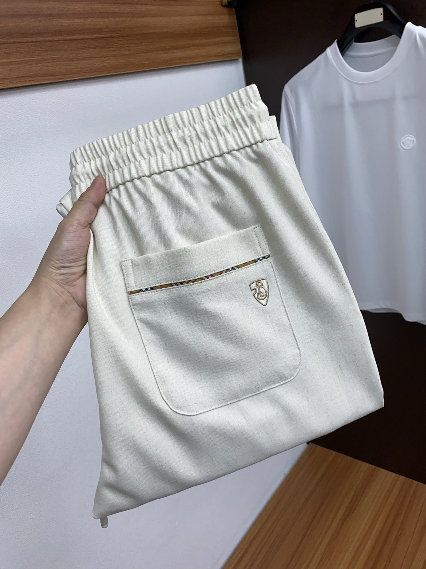 NO:438950,Burberry 2025 spring and summer new style, the latest customized original linen and cotton casual pants. The original pants are casual and versatile, casual and lazy, high-end custom fabrics are soft and comfortable, breathable, and full of cotton. Customized craftsmanship, three-dimensional tailoring, stylish and comfortable upper body, and full of comfort. High-end and atmospheric, the first choice for business and leisure 29-38,,burberry,alexander wang19860909巴宝莉 2025春夏季新款,最新定制原版麻棉休闲裤.原版裤型上身休闲百搭、随性慵懒范,高级定制面料柔软舒适 透气 棉感十足 订制工艺 立体剪裁 上身有型 舒适感爆棚.高端大气,商务休闲首选 29-38,,burberry,alexander wang,Men's clothing