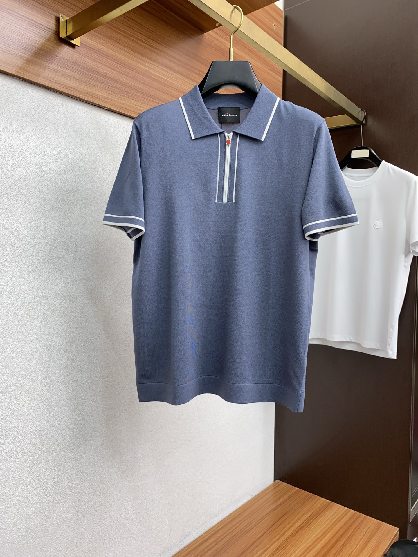 NO:448313,Kiton 2025 spring and summer new style first launch counter latest lapel Polo short sleeves high-end customization design avant-garde and fashionable!  Brand logo heavy craftsmanship design, high-end customized Yilite fabric, soft feel, comfortable to wear, exquisite counter-level car line, fine workmanship, invincible and handsome upper body effect!  A must-have item for handsome men!  Code number M-3xL, T-shirt, alexander wang19860909kiton 2025春夏新款首发专柜最新款翻领Polo短袖 高端订制 设计前卫时尚！品牌logo重工艺设计 高端定制伊利特面料.手感柔软.穿着舒适.专柜级别精致车线.做工精细.上身效果无敌帅气！型男必备单品！码数M-3xL,,T-shirt,alexander wang,Men's clothing