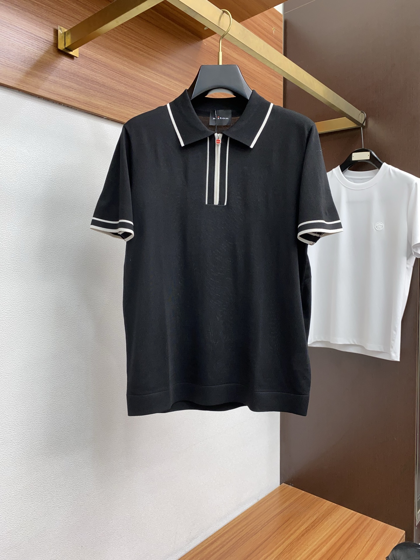 NO:448328,Kiton 2025 spring and summer new style first launch counter latest lapel Polo short sleeves high-end customization design avant-garde and fashionable!  Brand logo heavy craftsmanship design, high-end customized Yilite fabric, soft feel, comfortable to wear, exquisite counter-level car line, fine workmanship, invincible and handsome upper body effect!  A must-have item for handsome men!  Code number M-3xL, T-shirt, alexander wang19860909kiton 2025春夏新款首发专柜最新款翻领Polo短袖 高端订制 设计前卫时尚！品牌logo重工艺设计 高端定制伊利特面料.手感柔软.穿着舒适.专柜级别精致车线.做工精细.上身效果无敌帅气！型男必备单品！码数M-3xL,,T-shirt,alexander wang,Men's clothing