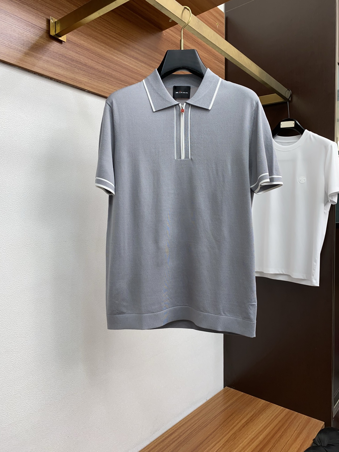 NO:448321,Kiton 2025 spring and summer new style first launch counter latest lapel Polo short sleeves high-end customization design avant-garde and fashionable!  Brand logo heavy craftsmanship design, high-end customized Yilite fabric, soft feel, comfortable to wear, exquisite counter-level car line, fine workmanship, invincible and handsome upper body effect!  A must-have item for handsome men!  Code number M-3xL, T-shirt, alexander wang19860909kiton 2025春夏新款首发专柜最新款翻领Polo短袖 高端订制 设计前卫时尚！品牌logo重工艺设计 高端定制伊利特面料.手感柔软.穿着舒适.专柜级别精致车线.做工精细.上身效果无敌帅气！型男必备单品！码数M-3xL,,T-shirt,alexander wang,Men's clothing