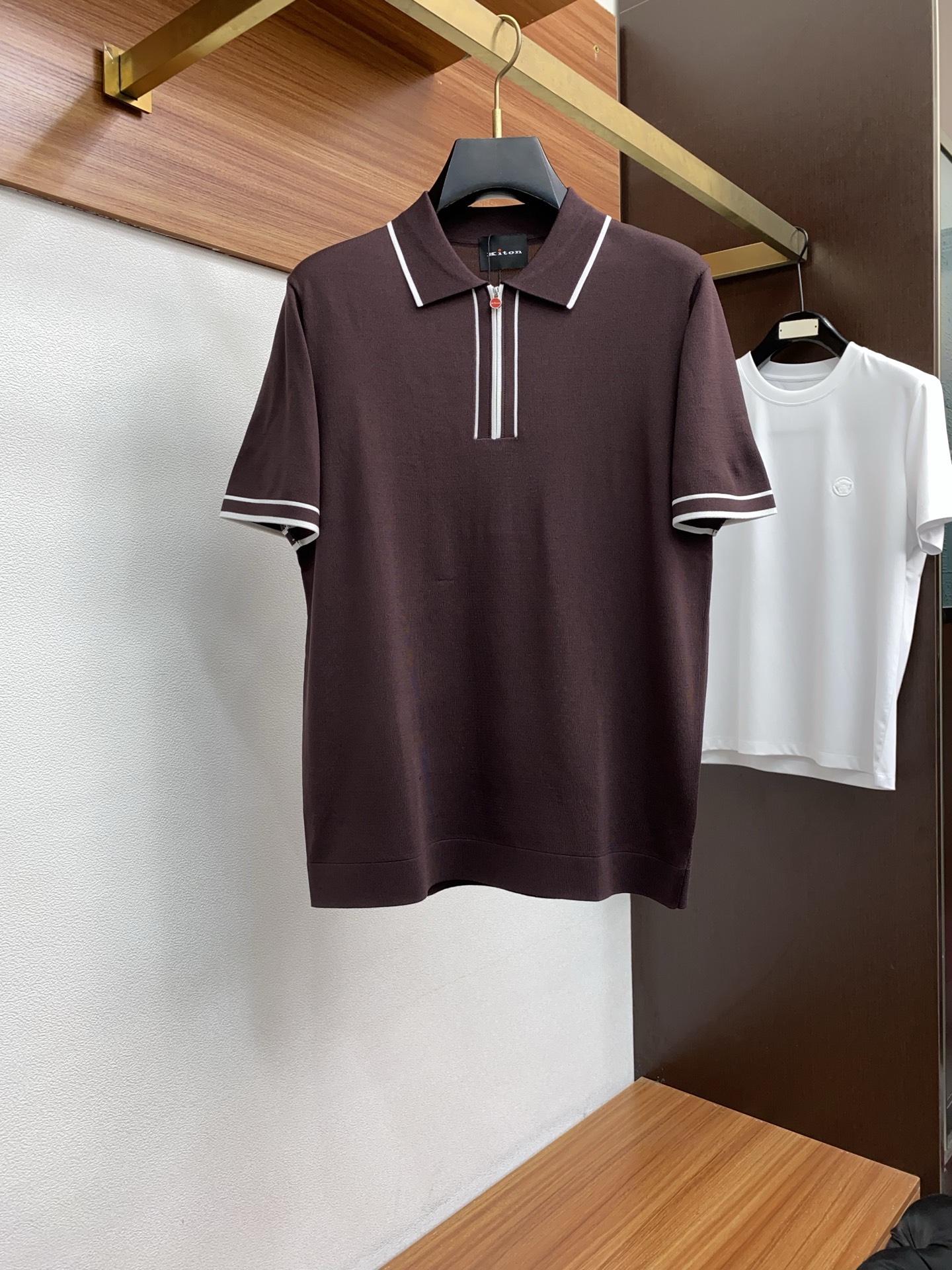 NO:448336,Kiton 2025 spring and summer new style first launch counter latest lapel Polo short sleeves high-end customization design avant-garde and fashionable!  Brand logo heavy craftsmanship design, high-end customized Yilite fabric, soft feel, comfortable to wear, exquisite counter-level car line, fine workmanship, invincible and handsome upper body effect!  A must-have item for handsome men!  Code number M-3xL, T-shirt, alexander wang19860909kiton 2025春夏新款首发专柜最新款翻领Polo短袖 高端订制 设计前卫时尚！品牌logo重工艺设计 高端定制伊利特面料.手感柔软.穿着舒适.专柜级别精致车线.做工精细.上身效果无敌帅气！型男必备单品！码数M-3xL,,T-shirt,alexander wang,Men's clothing