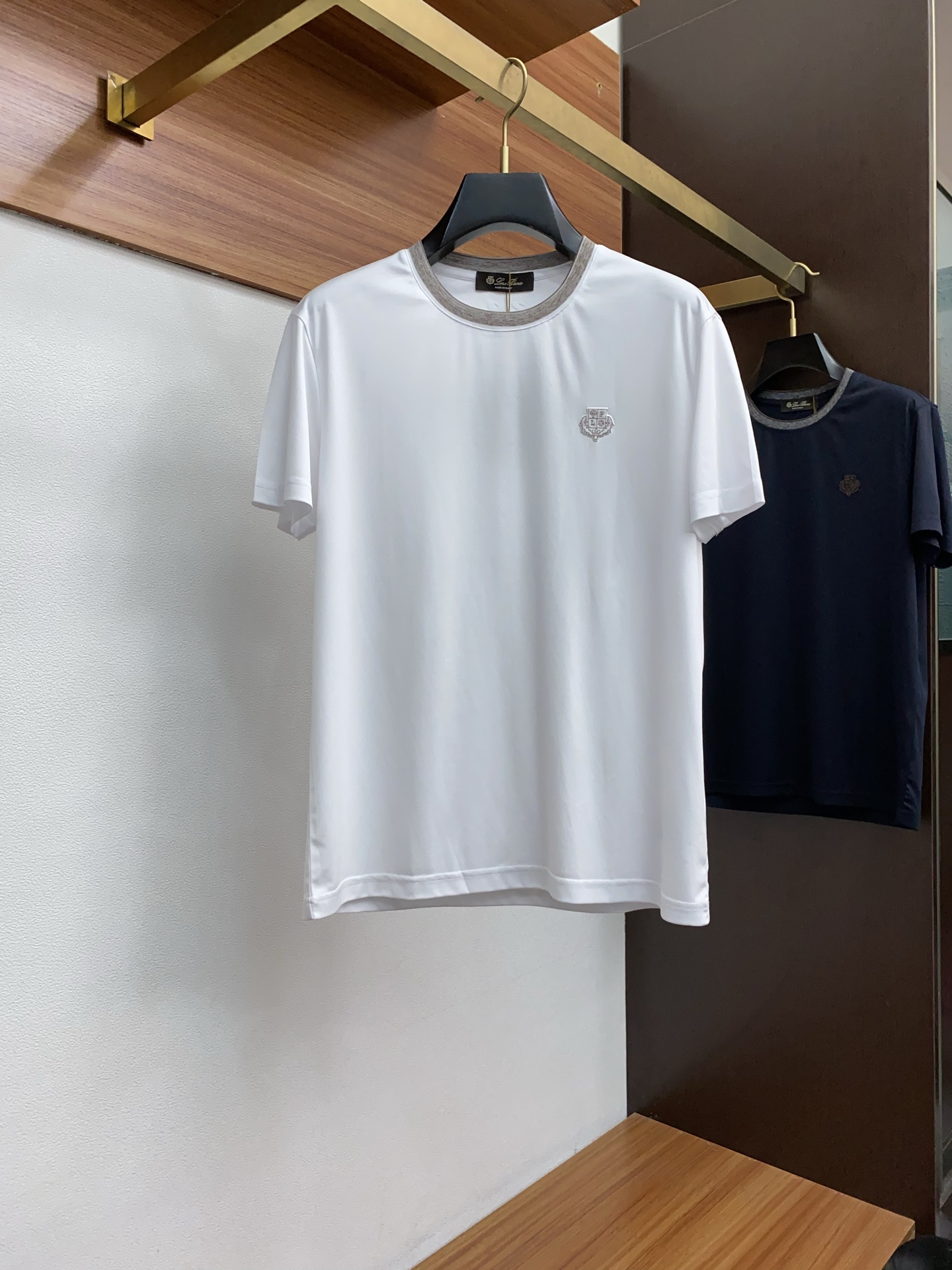 NO:460509,Lp Noyou Pianya 25SS spring and summer new double-sided mercerated pure cotton round neck short-sleeved men's basic pure white counter embroidered short-sleeved T-shirt!  Trading companies have sparse channels and are released on the official website at the same time!  Basic T-shirts are dedicated, this simple and yet stylish clothing has been favored by fashion experts and quality pursuers since its introduction!  Its fabric is customized with customized Tensmodal, which is a material that has been processed with special craftsmanship. It not only ensures the breathability and comfort of the clothes, but also allows you to feel the ultimate silky experience every time you touch it, as if the summer breeze blows across the skin, bringing endless coolness and comfort!  The designer cleverly incorporates classic badge embroidery elements at the hem, and each stitch and thread reveals the craftsman's exquisite skills and ultimate pursuit of details!  The basic but stylish straight round neck design not only retains the casualness of the T-shirt, but also uses three-dimensional cutting technology to make the clothes fit the body without being tight. Whether it is daily leisure or relaxed gatherings, it can be easily controlled, showing the wearer's confidence and style. Size 48-56, loro piano, T-shirt, tees, t-shirt, alexander wang19860909Lp 诺悠翩雅 25SS春夏新款双面丝光纯棉质圆领短袖 男士基础款纯白专柜刺绣短袖T恤衫！贸易公司渠道稀出,同步官网发售！基础T恤奉献,这款简约而不失格调的衣物,自问世以来便深受时尚达人与品质追求者的青睐！ 其面料采用了客供定制天丝莫代尔这是一种经过特殊工艺处理的材质,不仅确保了衣物的透气性与舒适度,更让每一次触摸都能感受到极致的丝滑体验,仿佛夏日微风轻拂过肌肤,带来无尽的清凉与惬意！在下摆处设计师巧妙融入了经典徽章刺绣元素,每一针每一线都透露着匠人的精湛技艺与对细节的极致追求！基础而又不失时尚感的直筒圆领设计,既保留了T恤的随性自在,又通过立体的裁剪工艺,使得衣物贴合身形却不紧绷,无论是日常休闲还是轻松聚会,都能轻松驾驭,展现穿着者的自信与风采 尺码48-56,,loro piana,T-shirt,tees，t-shirt,alexander wang,Men's clothing