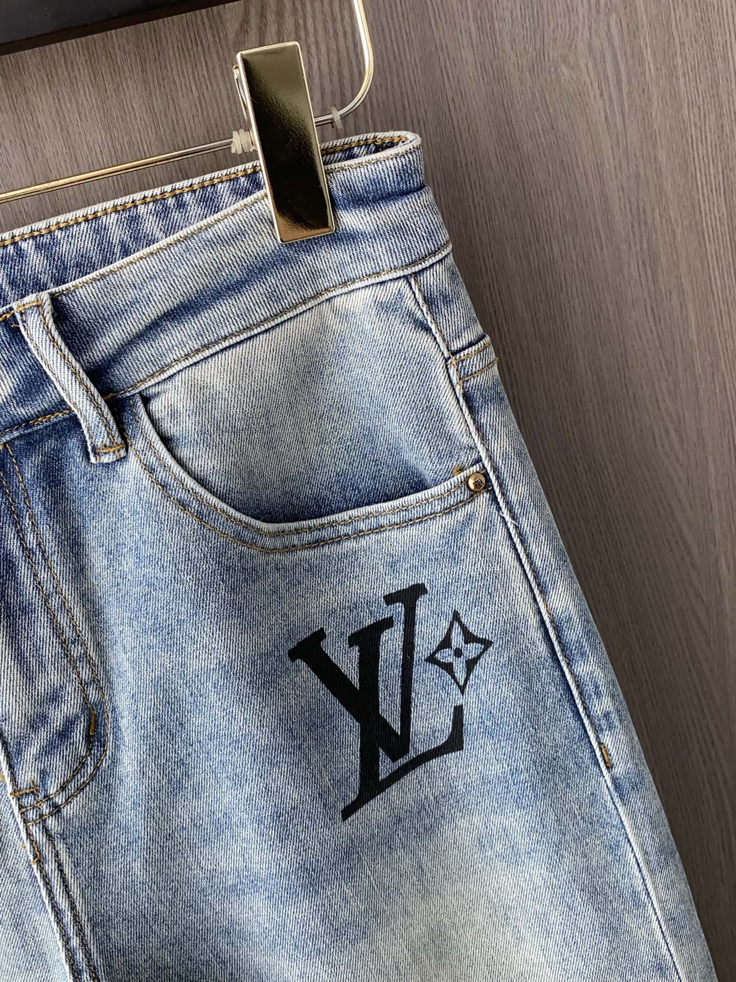 Louis Vuitton Spring/Summer New Loaf Jeans: Clean-Cut, Urban Style with High-End Quality - 图片 3