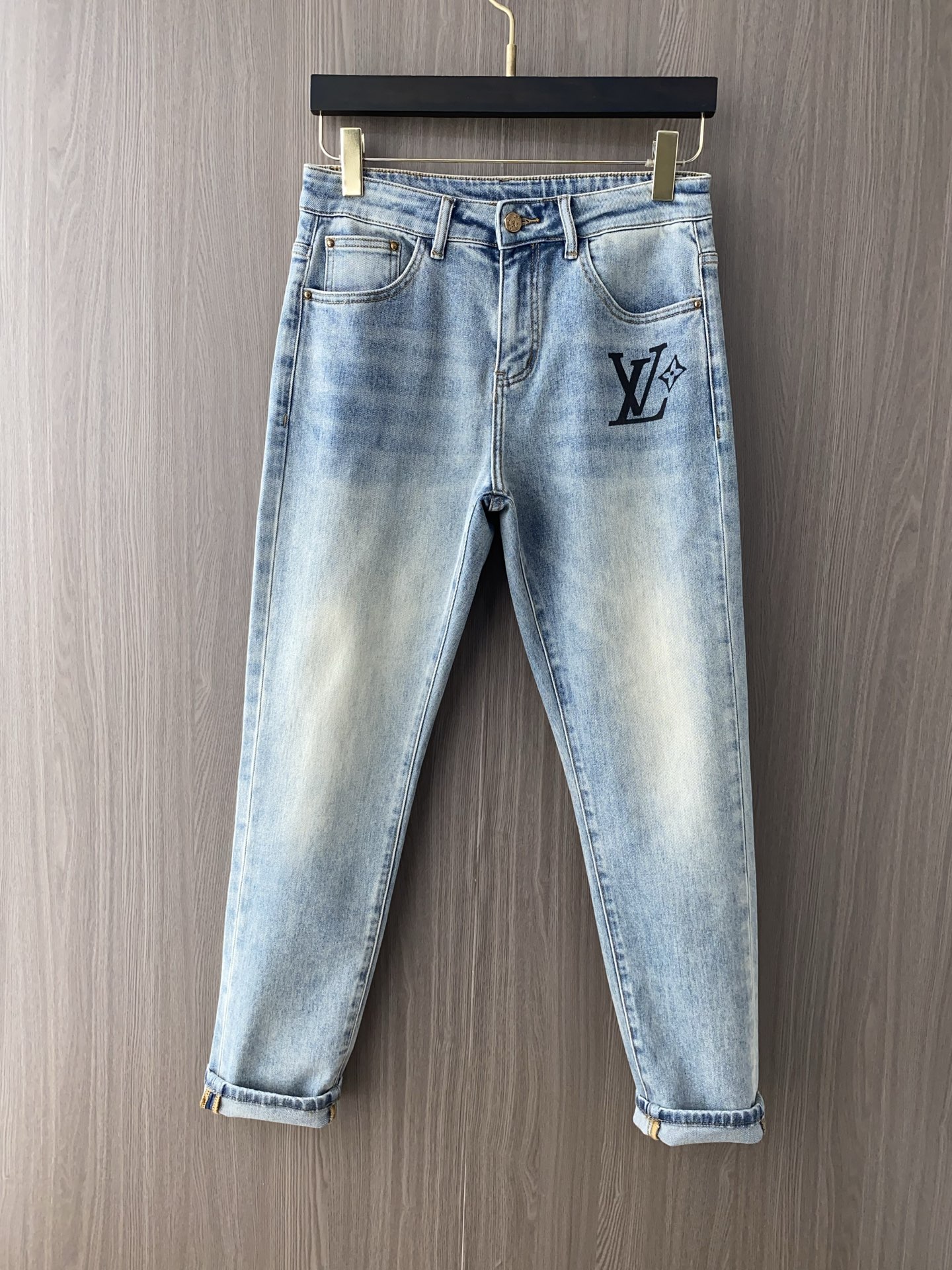 Louis Vuitton Spring/Summer New Loaf Jeans: Clean-Cut, Urban Style with High-End Quality - 图片 1