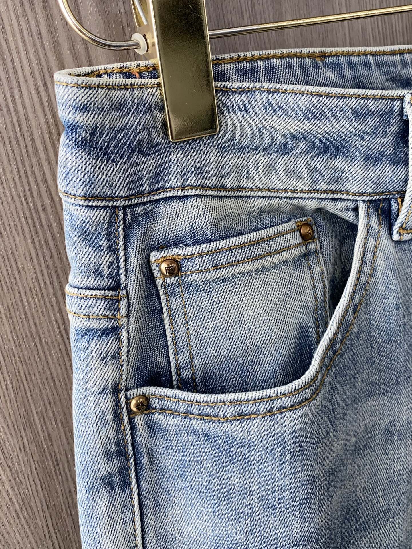 Louis Vuitton Spring/Summer New Loaf Jeans: Clean-Cut, Urban Style with High-End Quality - 图片 5