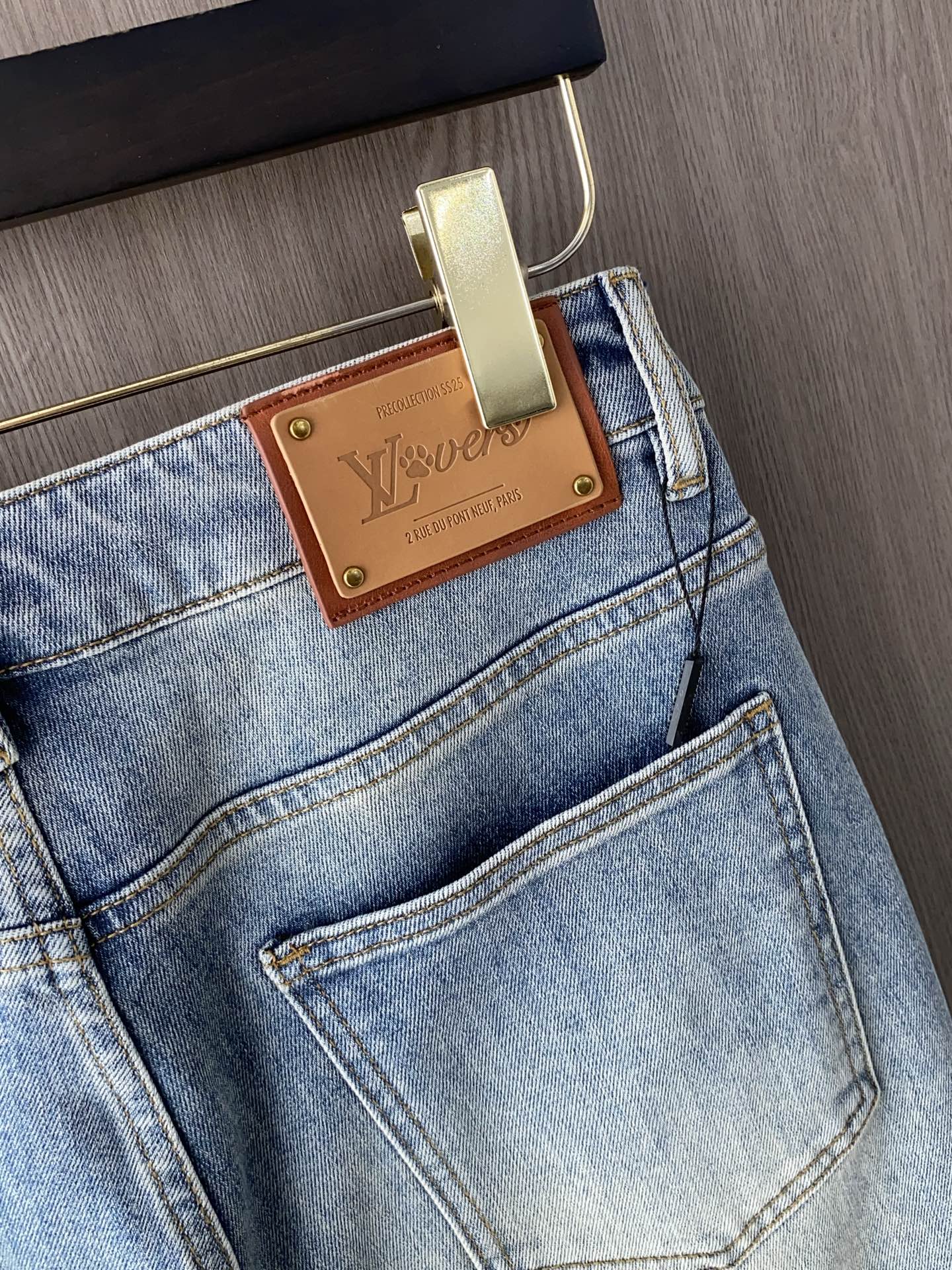 Louis Vuitton Spring/Summer New Loaf Jeans: Clean-Cut, Urban Style with High-End Quality - 图片 9