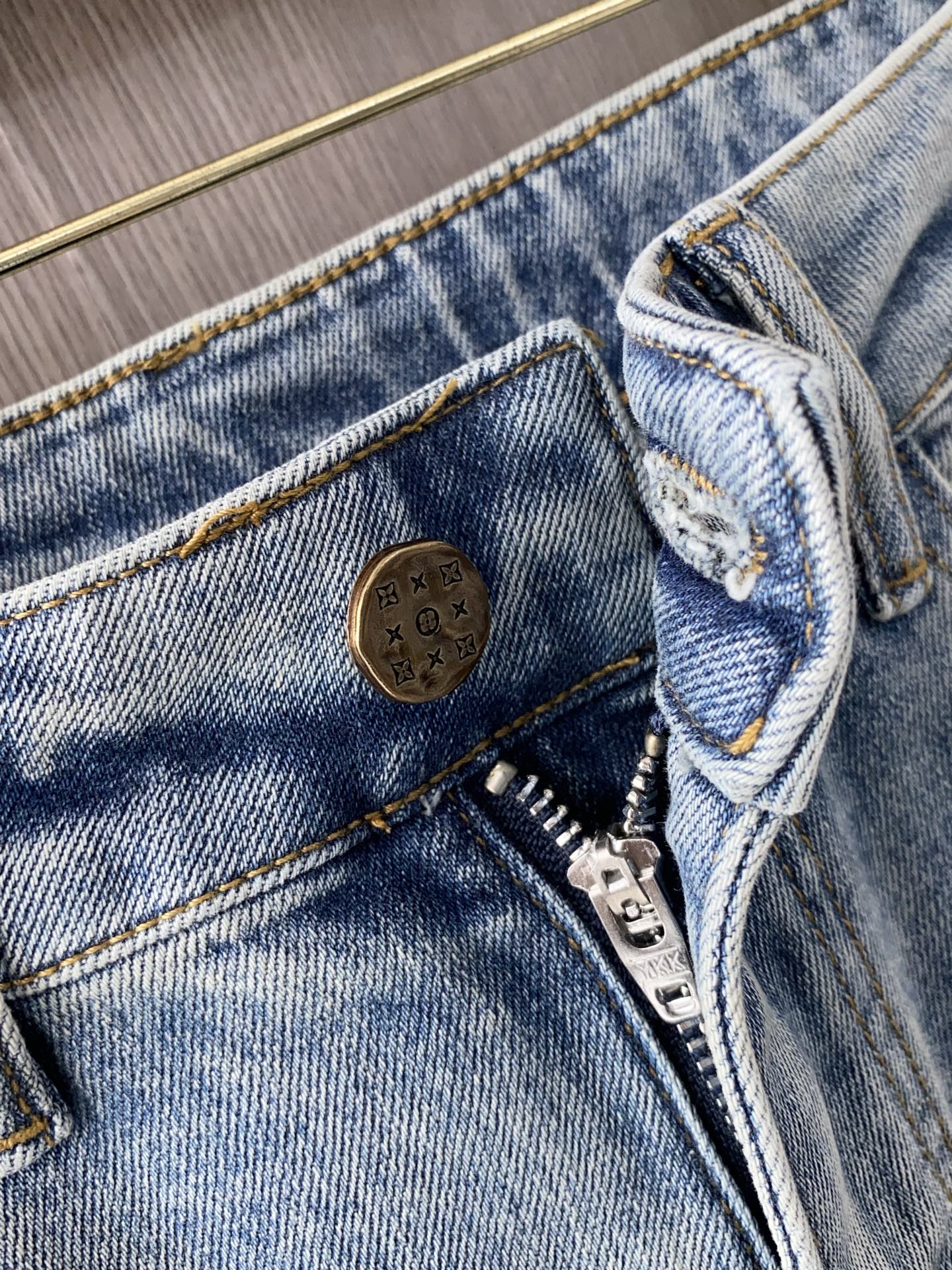 Louis Vuitton Spring/Summer New Loaf Jeans: Clean-Cut, Urban Style with High-End Quality - 图片 4