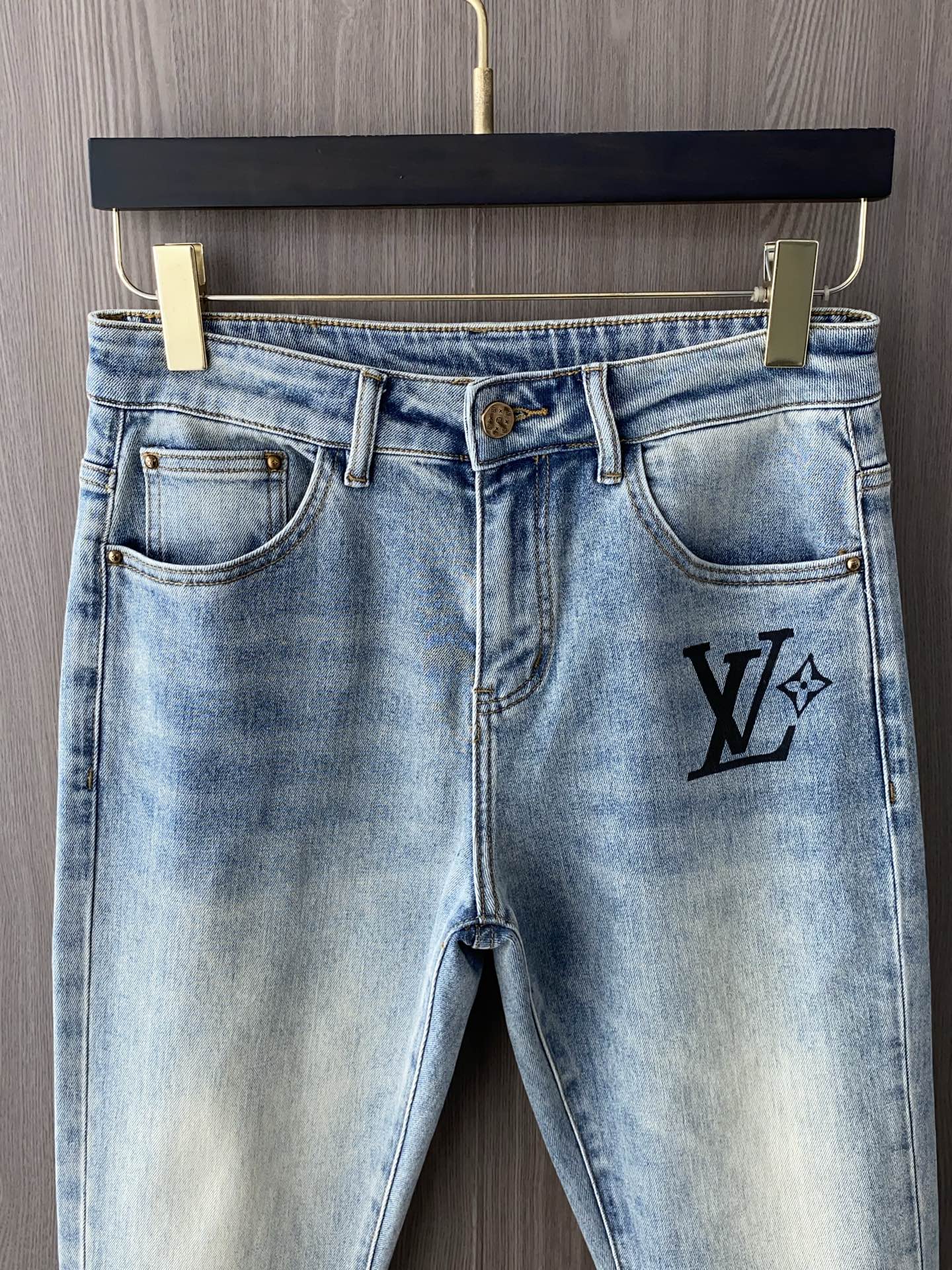 Louis Vuitton Spring/Summer New Loaf Jeans: Clean-Cut, Urban Style with High-End Quality - 图片 2