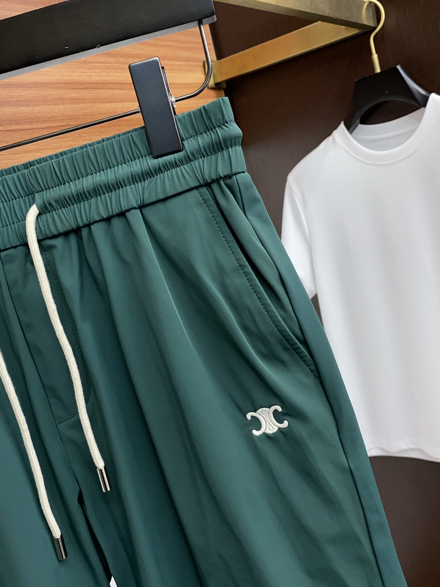 “Céline 2025 Summer New Edition Leisure Shorts: Fast-Dry Fabric, Tailor-Made Embroidery, High-End Comfort” - 图片 3