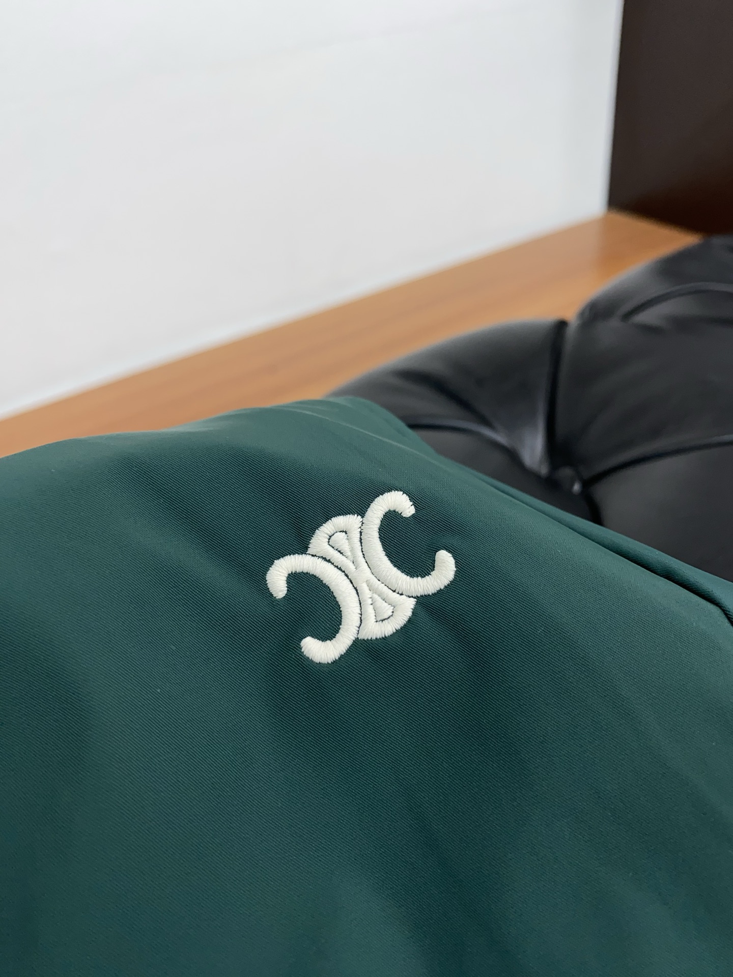 “Céline 2025 Summer New Edition Leisure Shorts: Fast-Dry Fabric, Tailor-Made Embroidery, High-End Comfort” - 图片 5