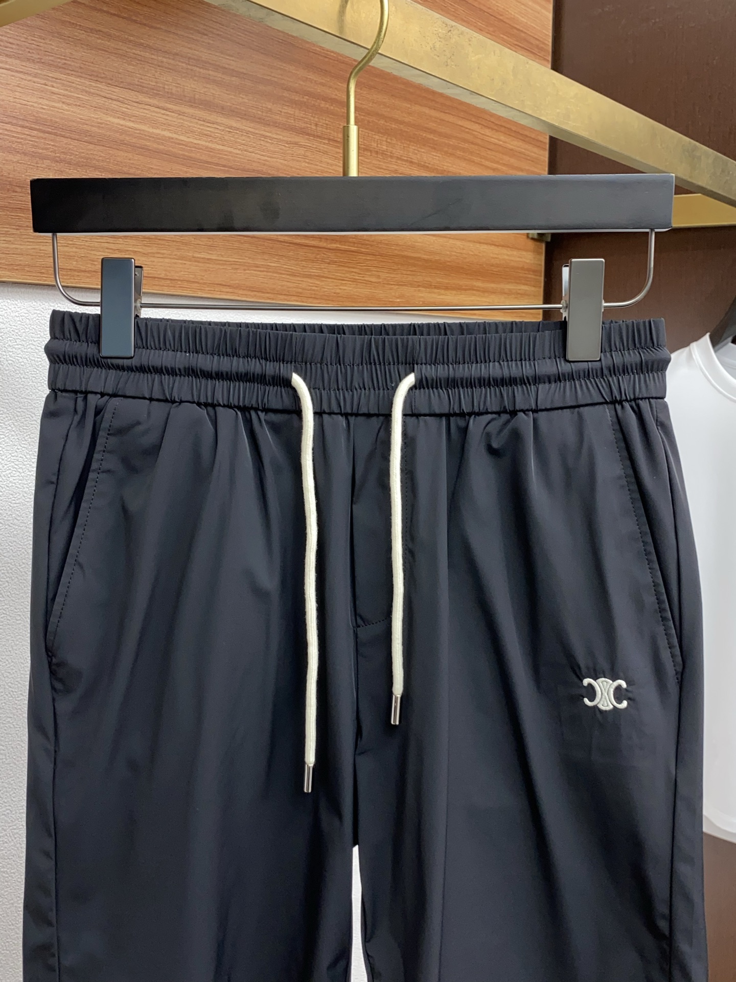 Céline 2025 Summer Leisure Shorts: Fast-Dry Fabric, Tailored Embroidery, High-End Comfort - 图片 2
