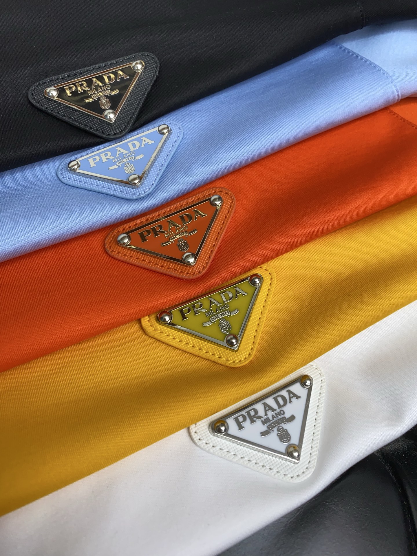  普拉达 2025春夏新款首发专柜最新款圆领短袖 高端订制 设计前卫时尚！品牌logo重工艺设计 高端定